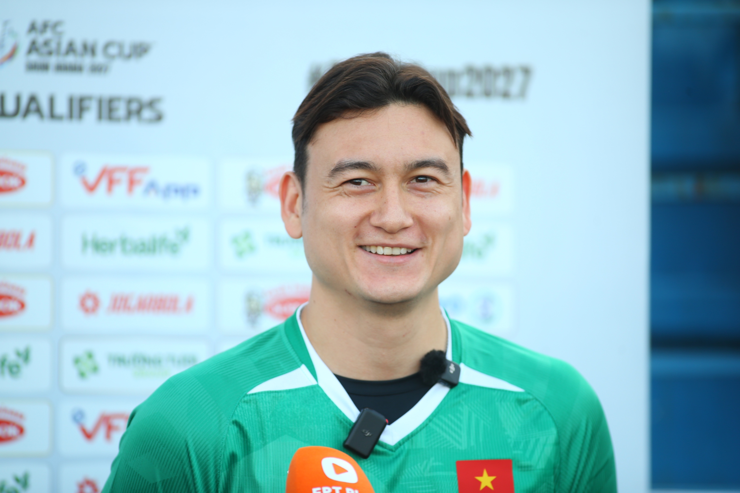 អ្នកចាំទីជើងខ្លាំងរបស់ក្រុមវៀតណាម - រូបថត ២. Dàn thủ môn 'nam thần' cao lớn và đẳng cấp của đội tuyển Việt Nam- Ảnh 2.