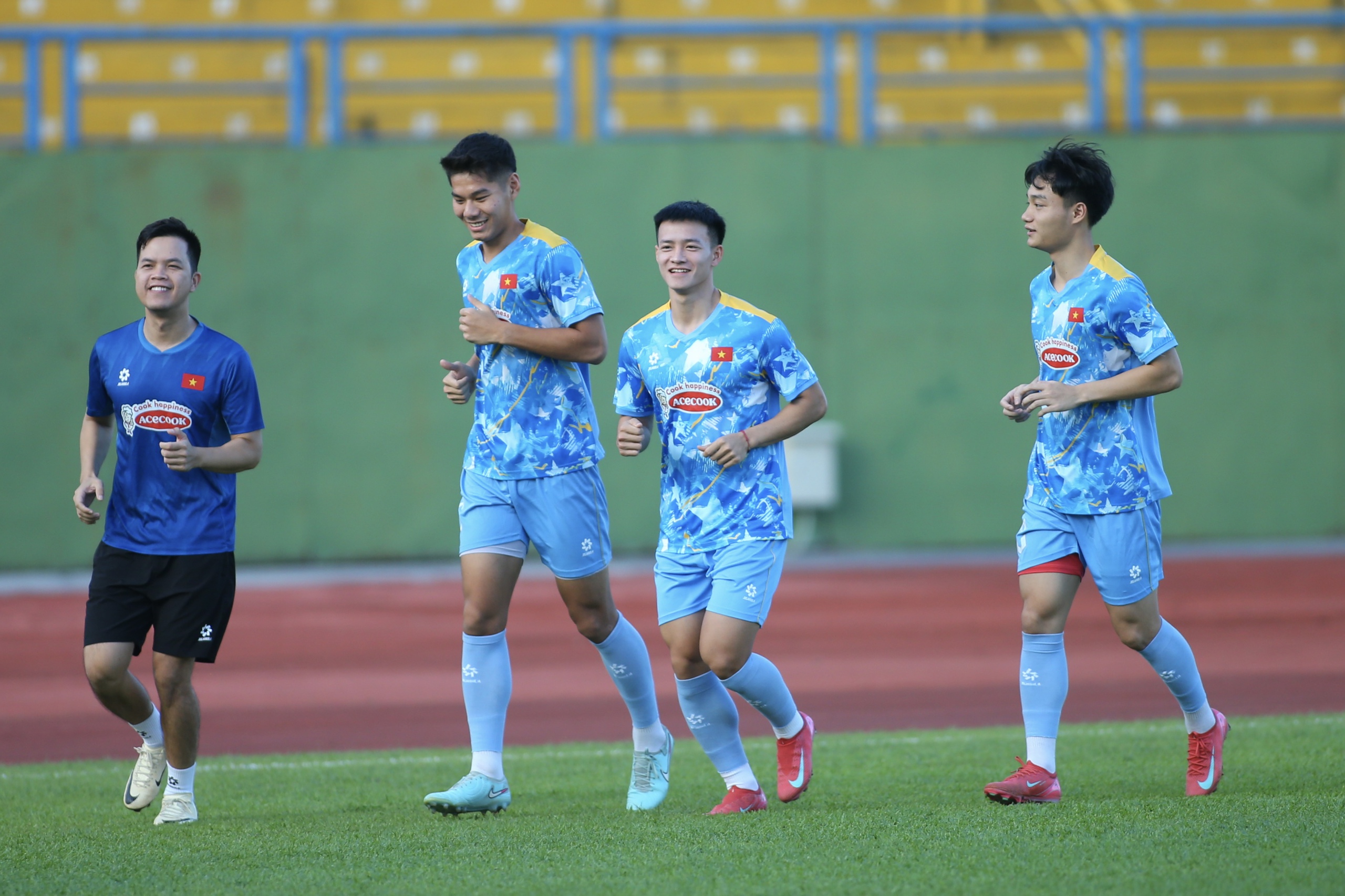 ខ្សែស្លាបឆ្វេងដ៏ខ្លាំងរបស់ក្រុមវៀតណាម៖ កីឡាករឆ្នើមទាំងអស់ គ្រូបង្វឹក Kim មានជម្រើសជាច្រើនក្នុងការជ្រើសរើស - រូបថត ៣. Cánh trái cực mạnh của đội tuyển Việt Nam: Toàn hảo thủ, thầy Kim tha hồ chọn- Ảnh 3.