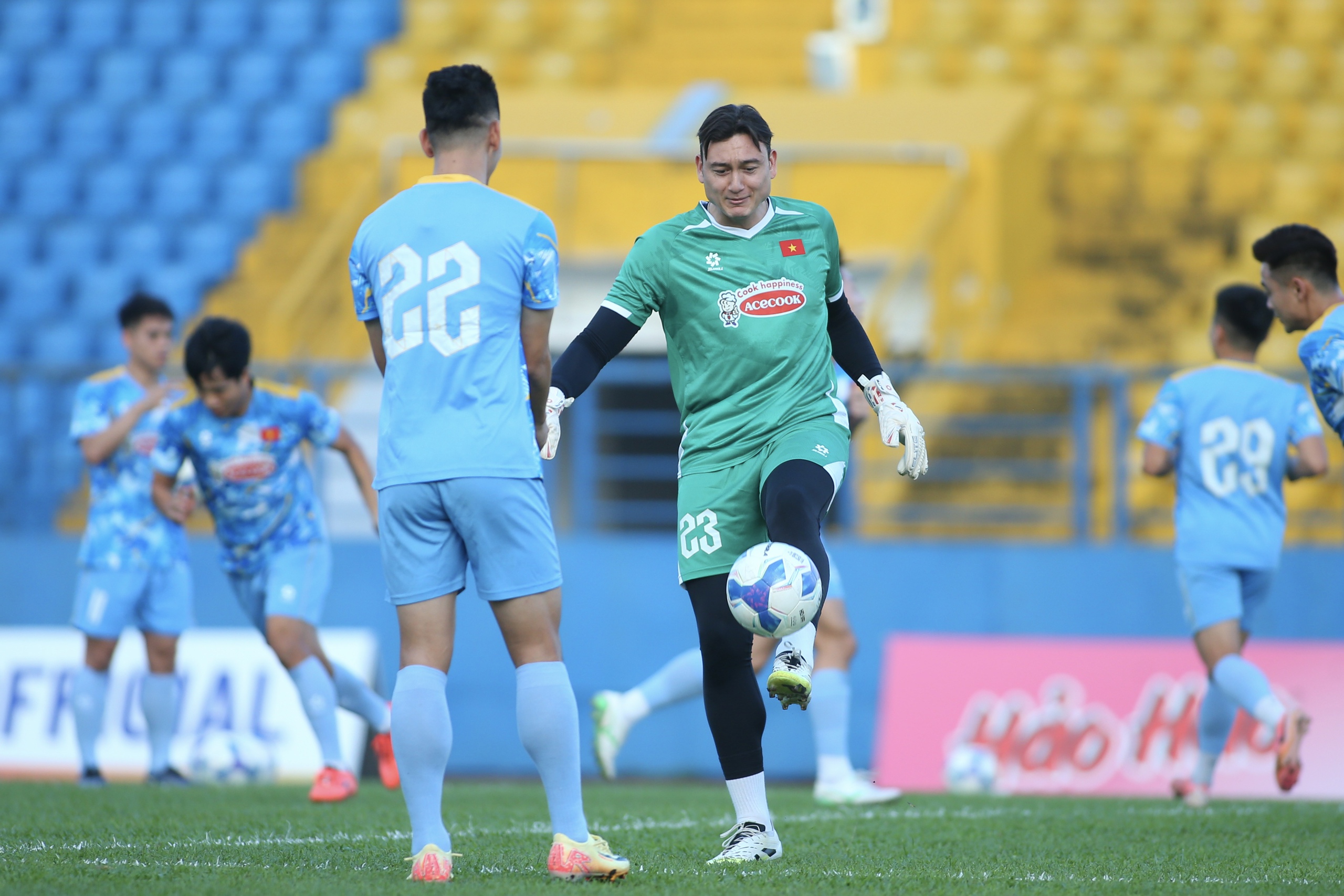 អ្នកចាំទីជើងខ្លាំងរបស់ក្រុមវៀតណាម - រូបថត ១. Dàn thủ môn 'nam thần' cao lớn và đẳng cấp của đội tuyển Việt Nam- Ảnh 1.