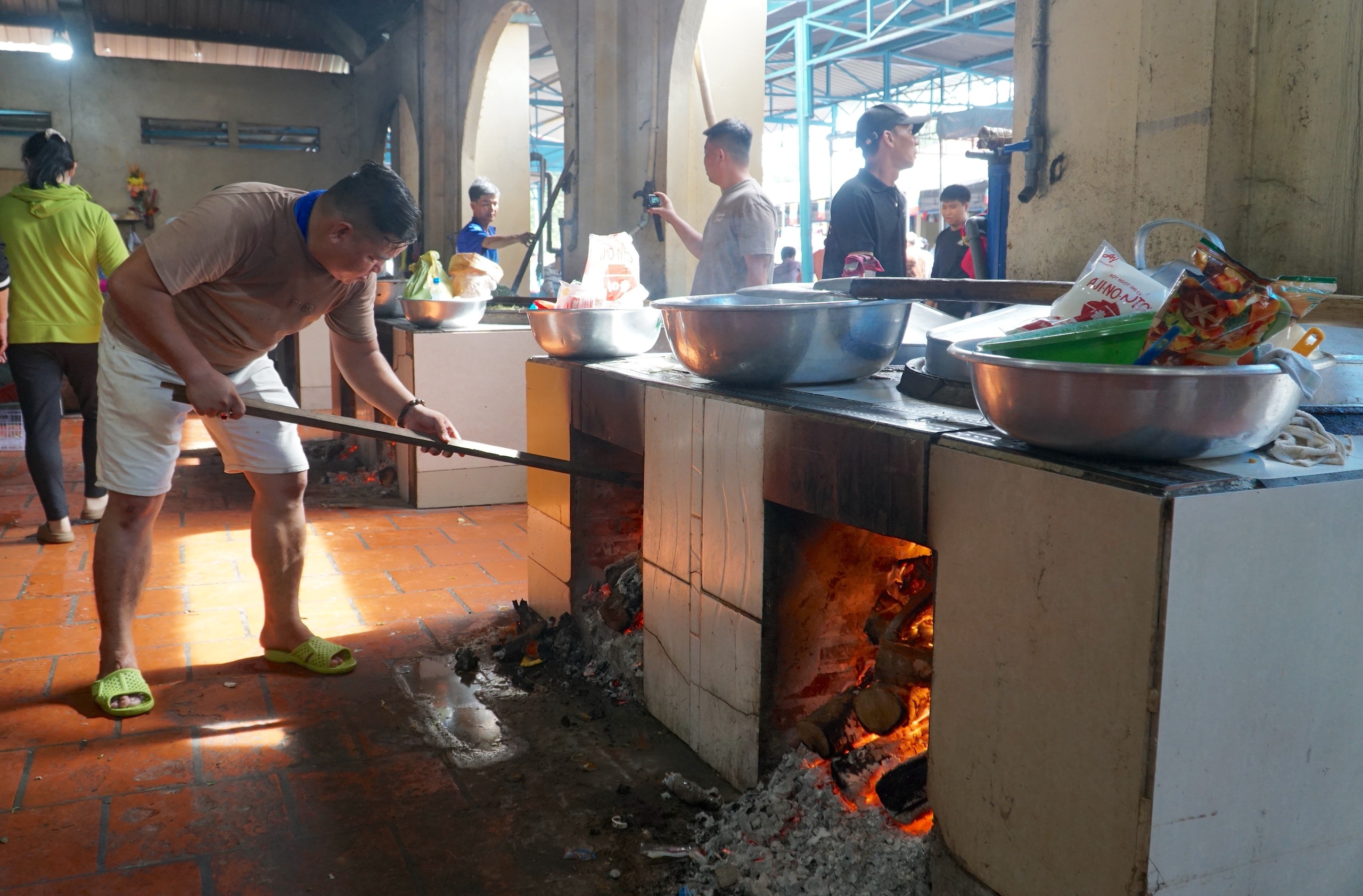Hội yến Di&ecirc;u Tr&igrave; Cung: Bếp chay nấu 10 tấn gạo phục vụ h&agrave;ng ng&agrave;n người dự đại lễ - Ảnh 5.