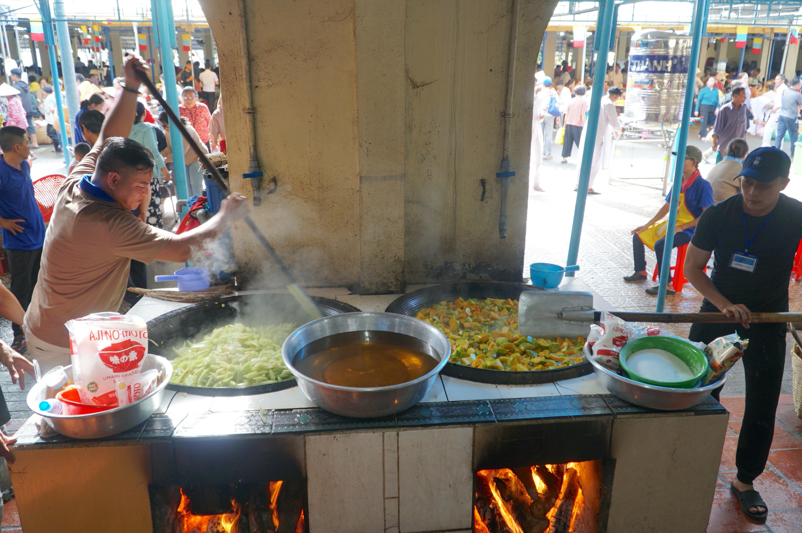 Hội yến Di&ecirc;u Tr&igrave; Cung: Bếp chay nấu 10 tấn gạo phục vụ h&agrave;ng ng&agrave;n người dự đại lễ - Ảnh 6.