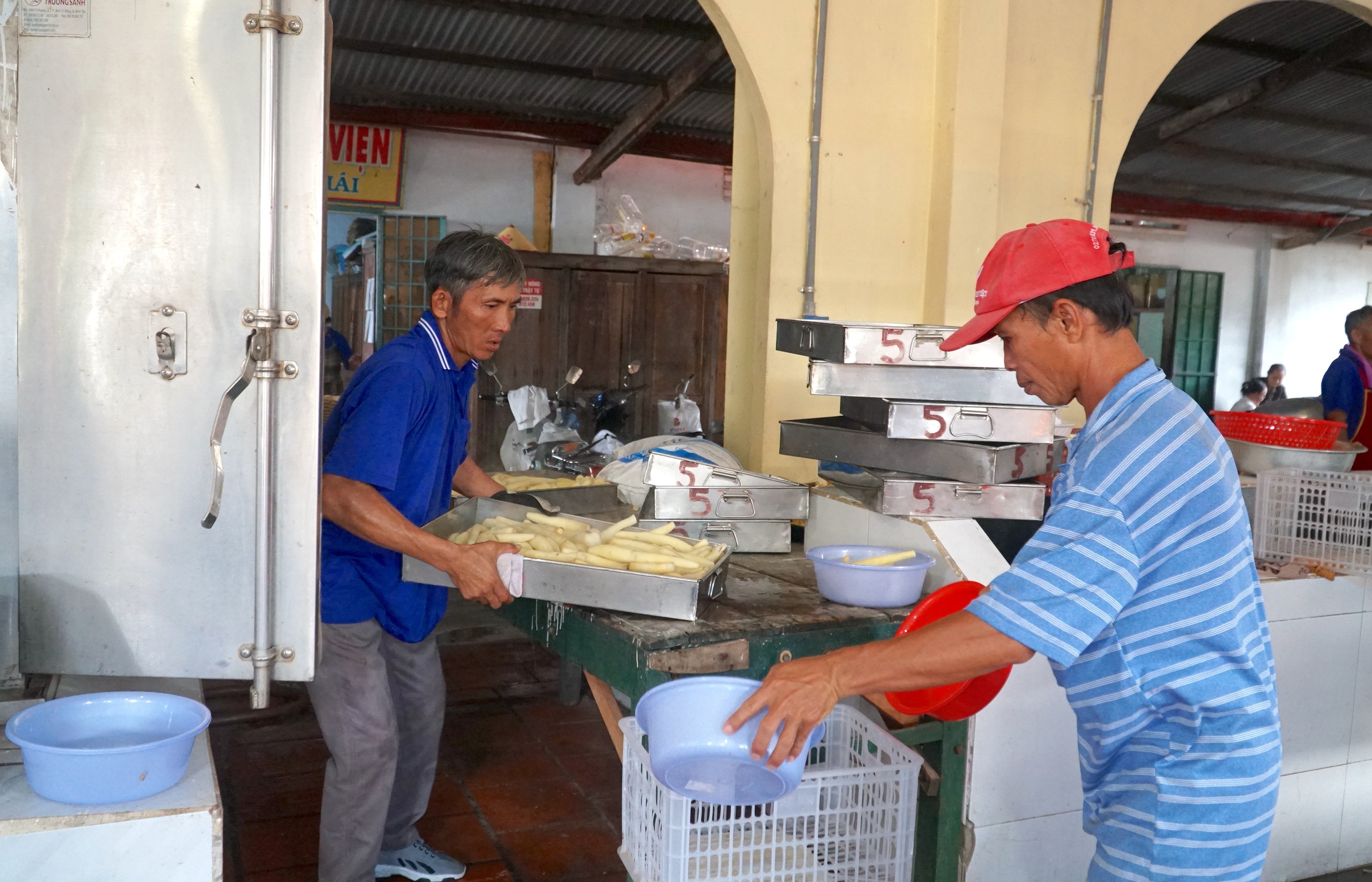 Hội yến Di&ecirc;u Tr&igrave; Cung: Bếp chay nấu 10 tấn gạo phục vụ h&agrave;ng ng&agrave;n người dự đại lễ - Ảnh 7.