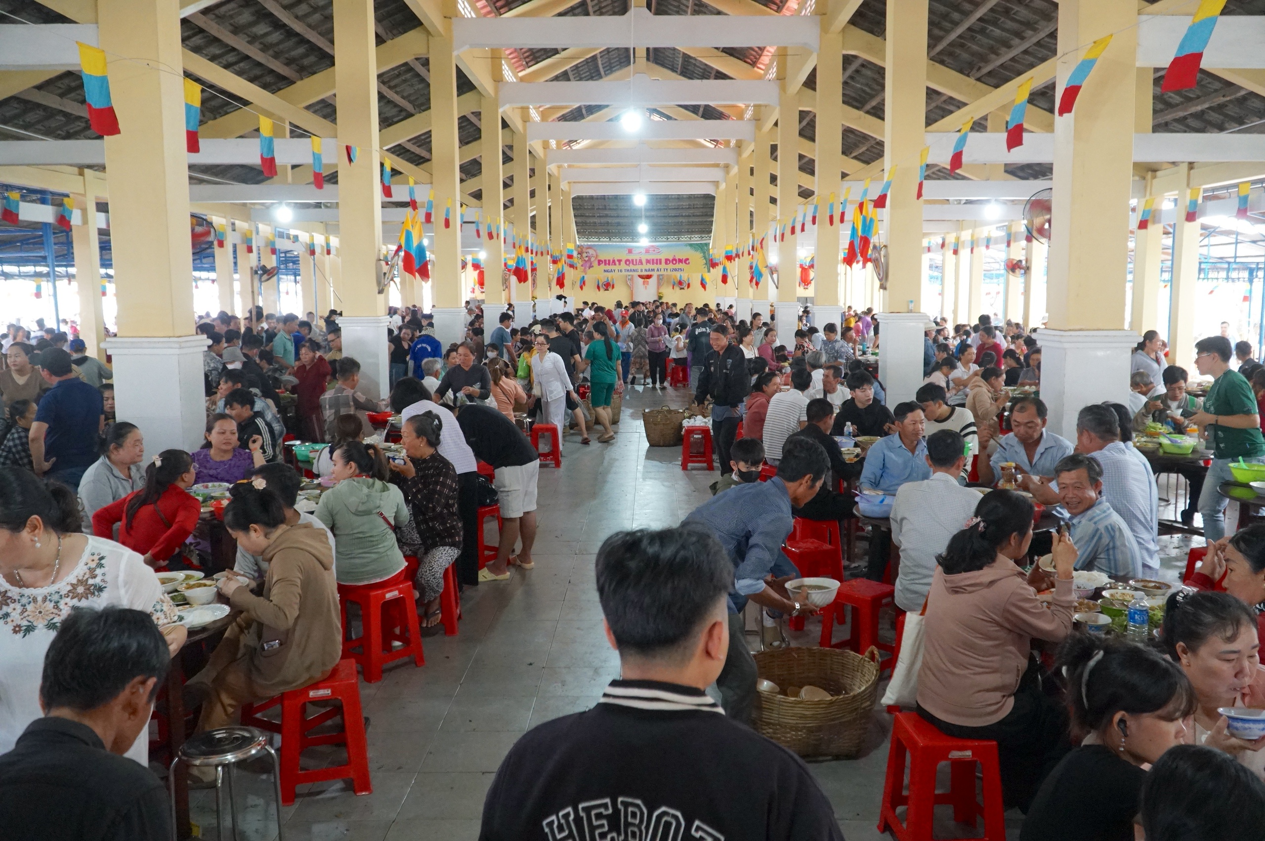 Hội yến Di&ecirc;u Tr&igrave; Cung: Bếp chay nấu 10 tấn gạo phục vụ h&agrave;ng ng&agrave;n người dự đại lễ - Ảnh 8.