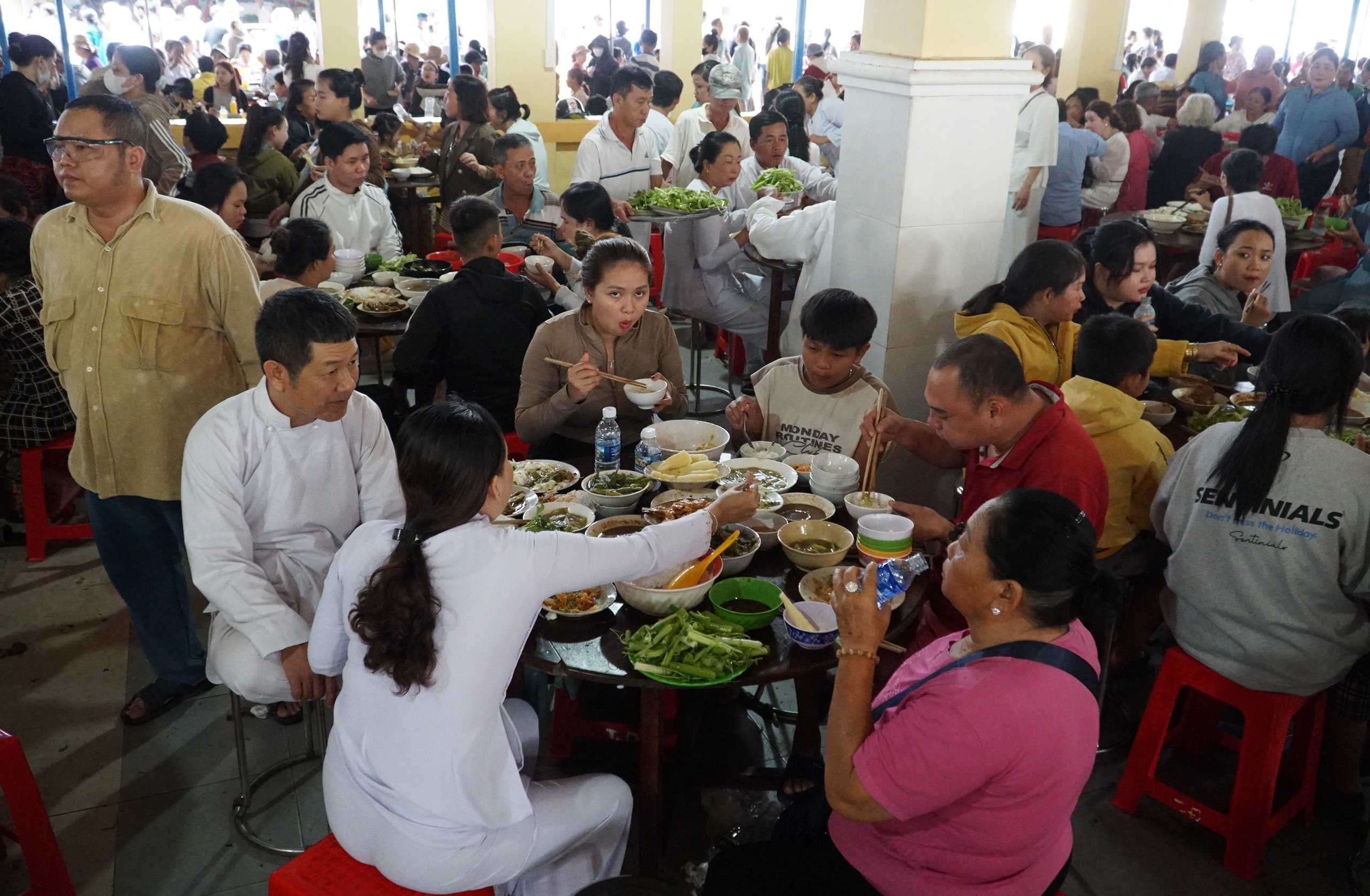 Hội yến Di&ecirc;u Tr&igrave; Cung: Bếp chay nấu 10 tấn gạo phục vụ h&agrave;ng ng&agrave;n người dự đại lễ - Ảnh 10.