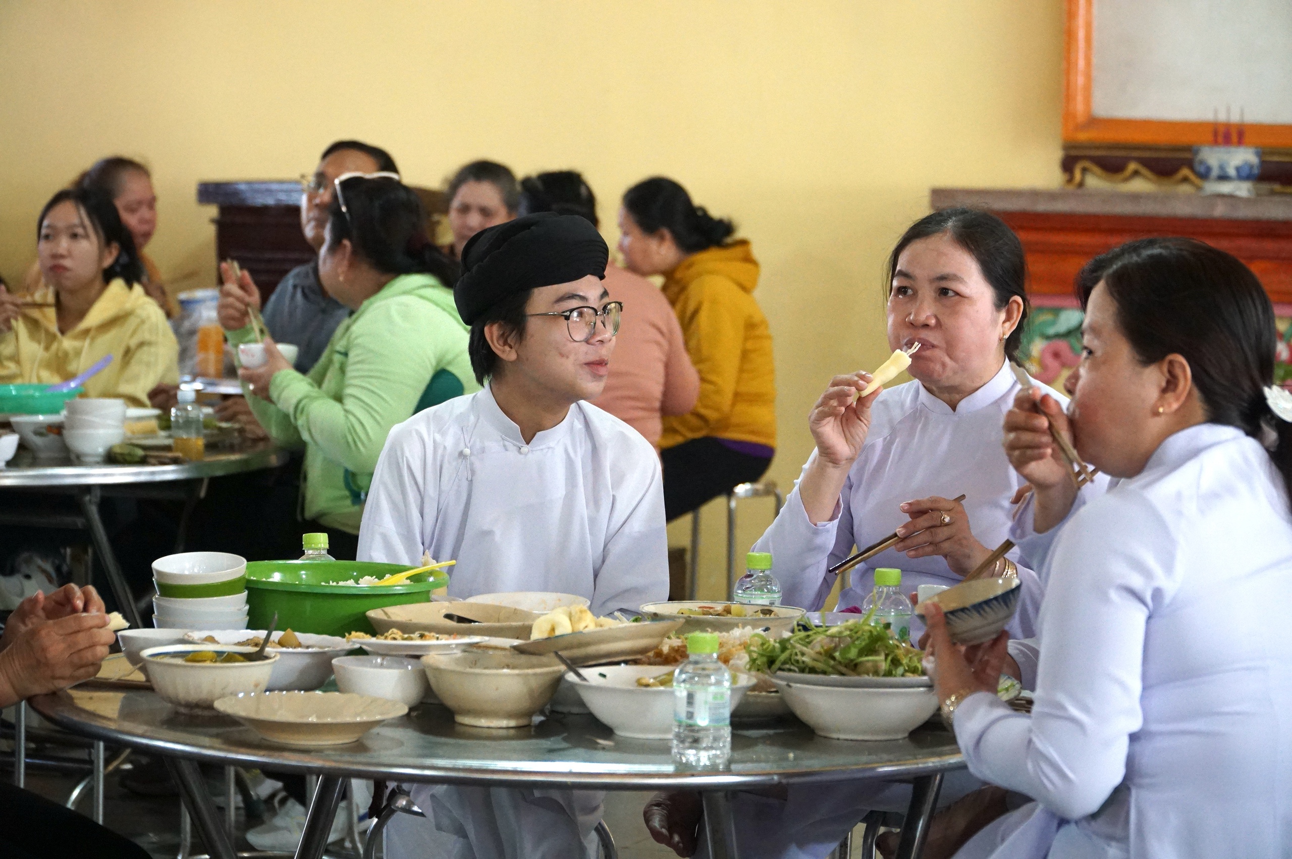 Hội yến Di&ecirc;u Tr&igrave; Cung: Bếp chay nấu 10 tấn gạo phục vụ h&agrave;ng ng&agrave;n người dự đại lễ - Ảnh 9.