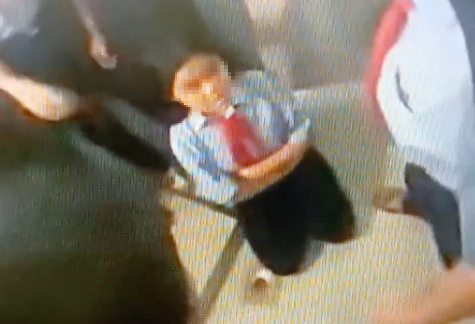 សិស្សស្រីថ្នាក់ទី ៨ នៅ Hue ត្រូវមិត្តភ័ក្ដិវាយឲ្យលុតជង្គង់ - រូបថត ១. Nữ sinh lớp 8 ở Huế bị bạn đánh, bắt quỳ gối- Ảnh 1.