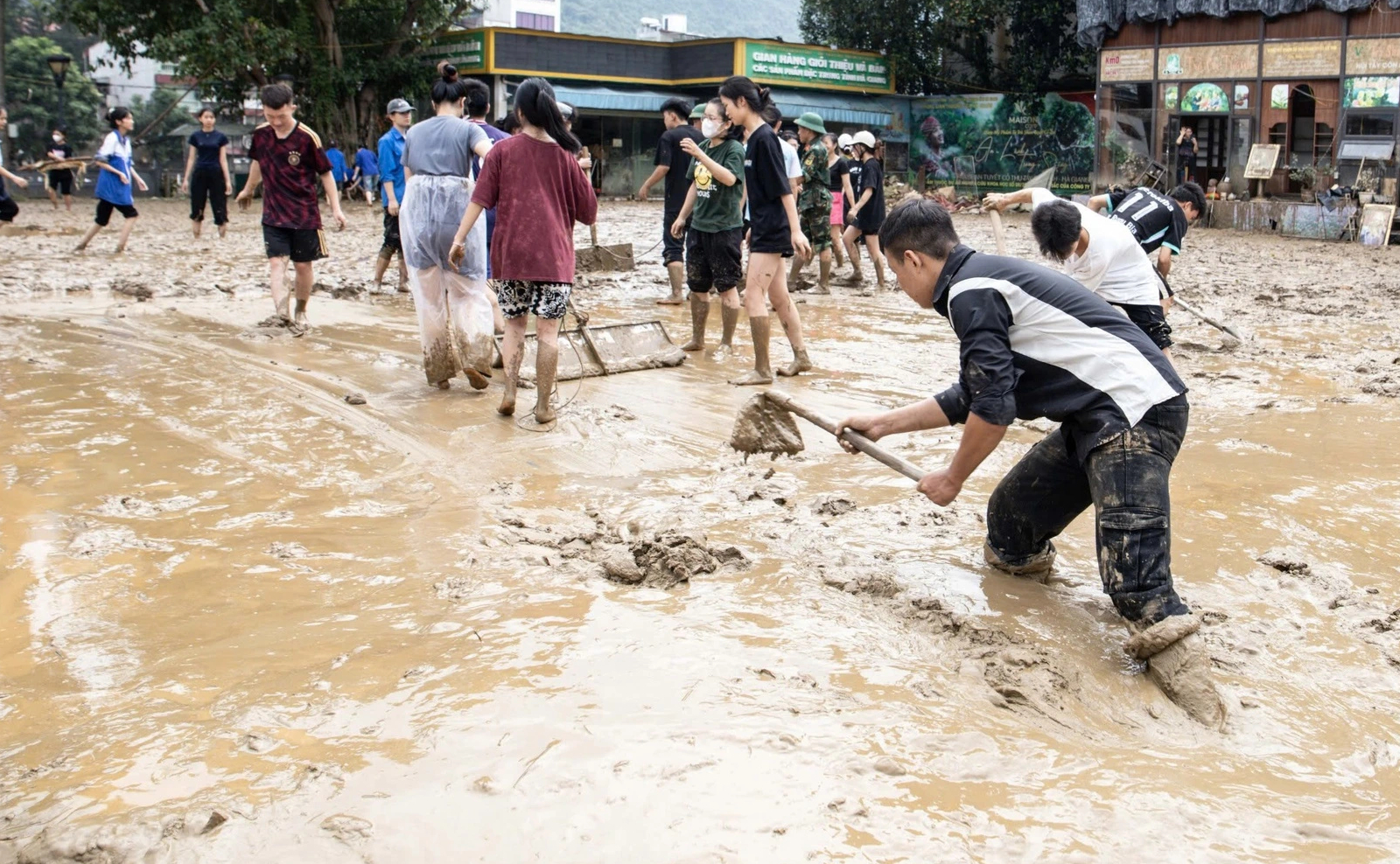 Dự báo khu vực hứng mưa lớn nguy hiểm trong bão Matmo- Ảnh 1.