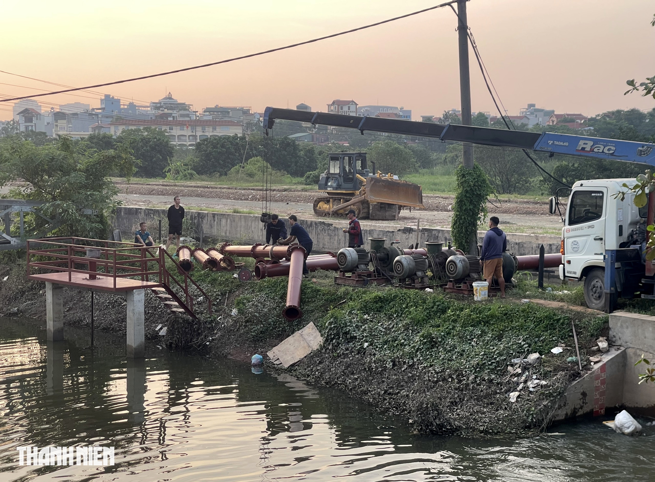 6 máy bơm 'giải cứu' xóm nhỏ ở Hà Nội ngập gần 1 tuần- Ảnh 4.