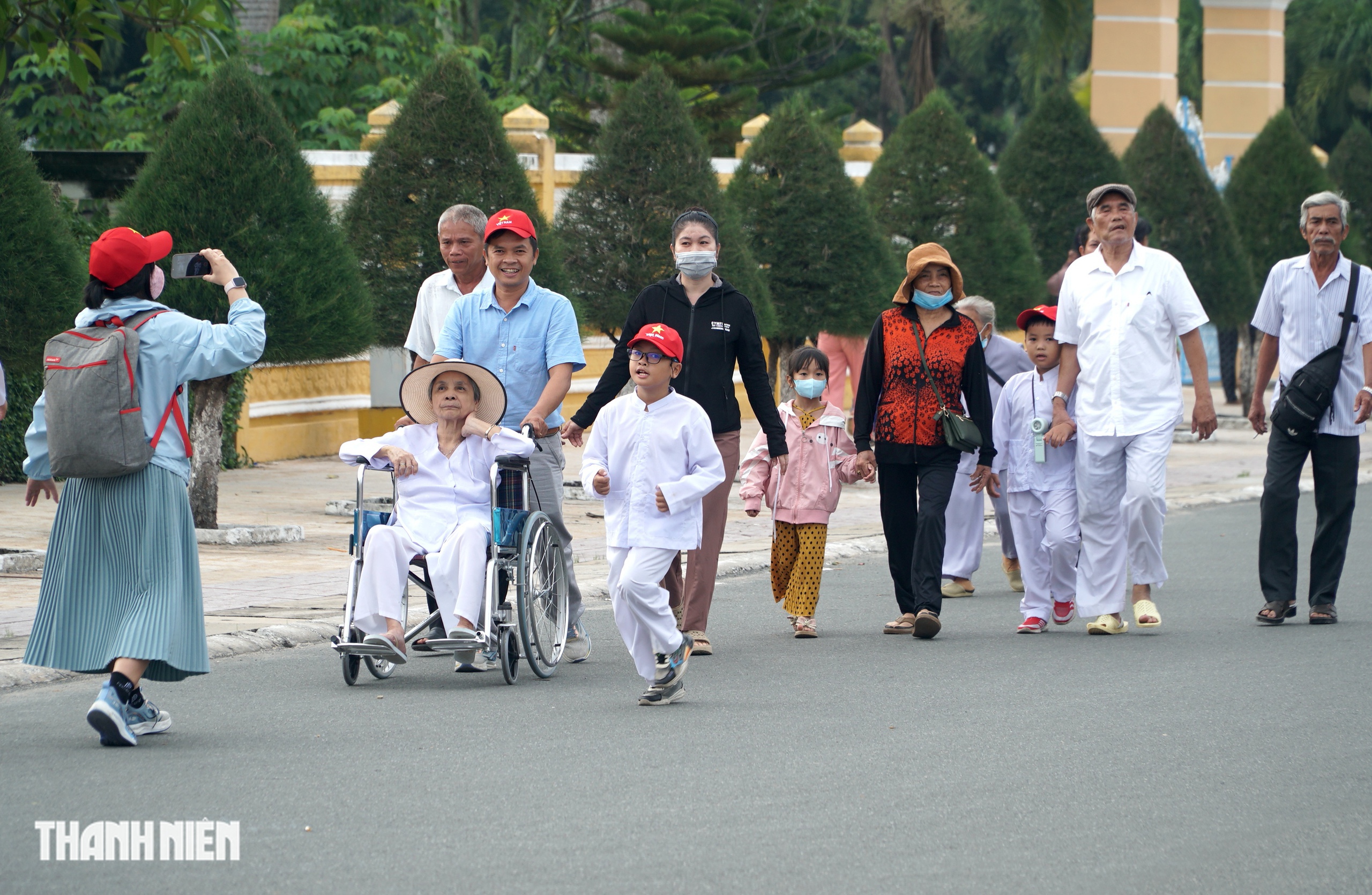 Đại lễ Hội yến Diêu Trì Cung 2025: Người hành hương ồ ạt đến Toà Thánh - Ảnh 2.