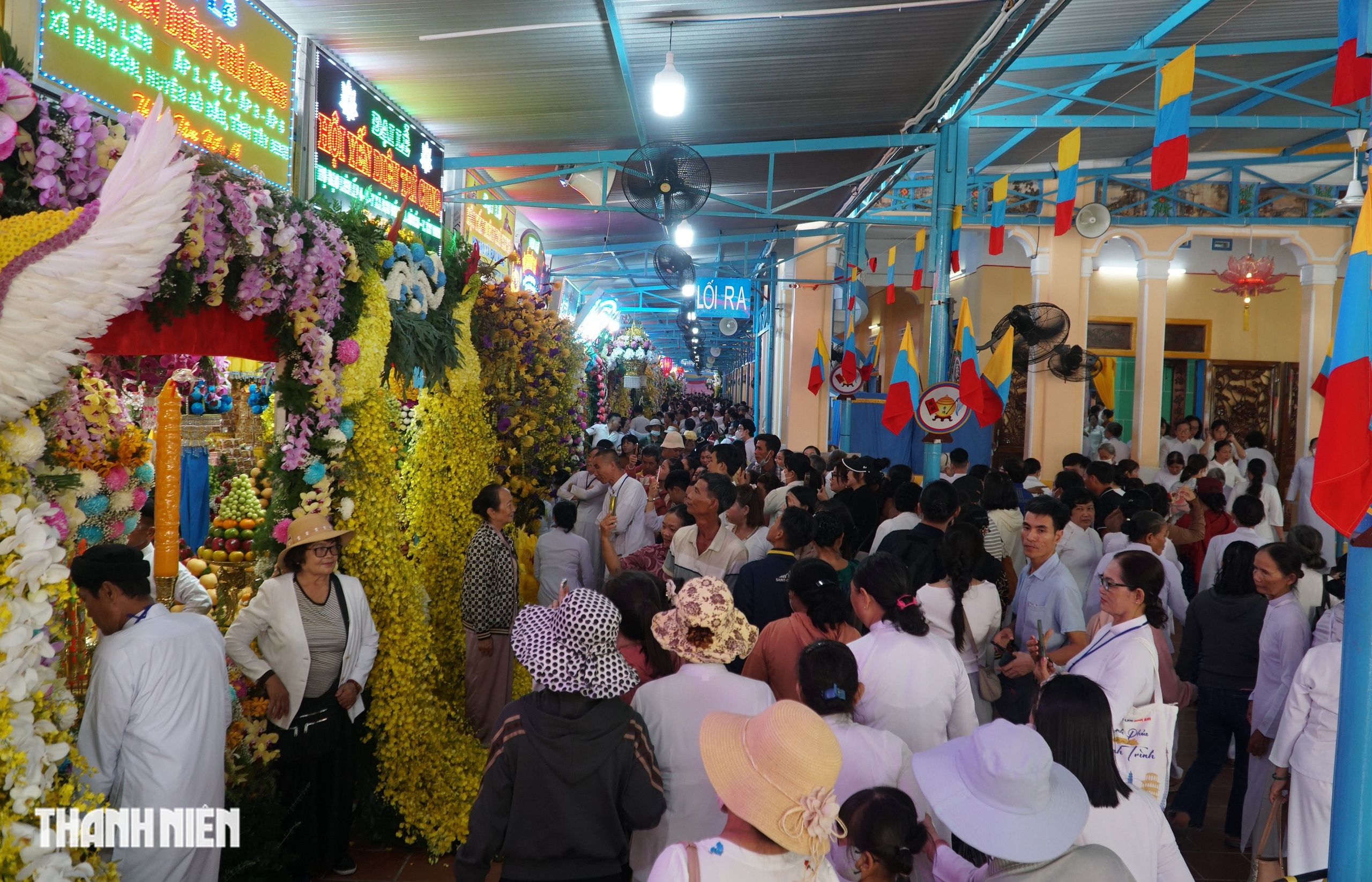 Đại lễ Hội yến Diêu Trì Cung 2025: Người hành hương ồ ạt đến Toà Thánh - Ảnh 6.