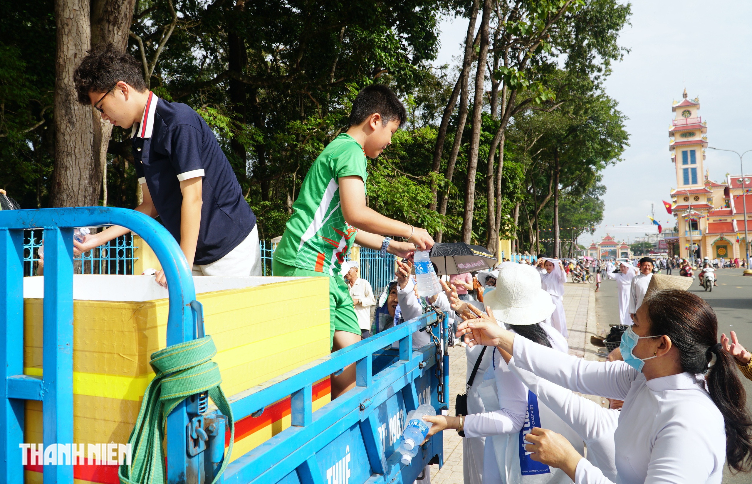 Đại lễ Hội yến Diêu Trì Cung 2025: Người hành hương ồ ạt đến Toà Thánh - Ảnh 8.