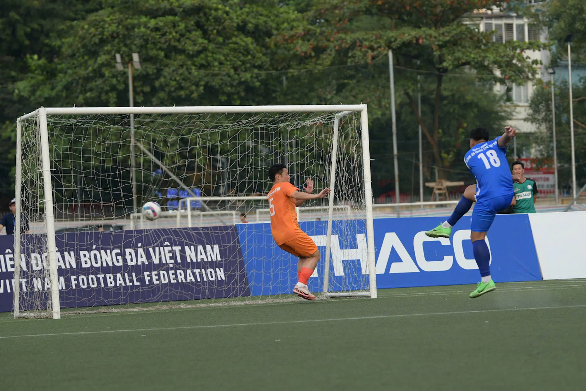 សហជីព CAND ឈ្នះជើងឯកបាល់ទាត់កម្មករនិងមន្ត្រីរាជការភូមិភាគខាងជើង - រូបថត ៥. Công đoàn CAND vô địch giải bóng đá Công nhân, viên chức khu vực phía bắc
- Ảnh 5.