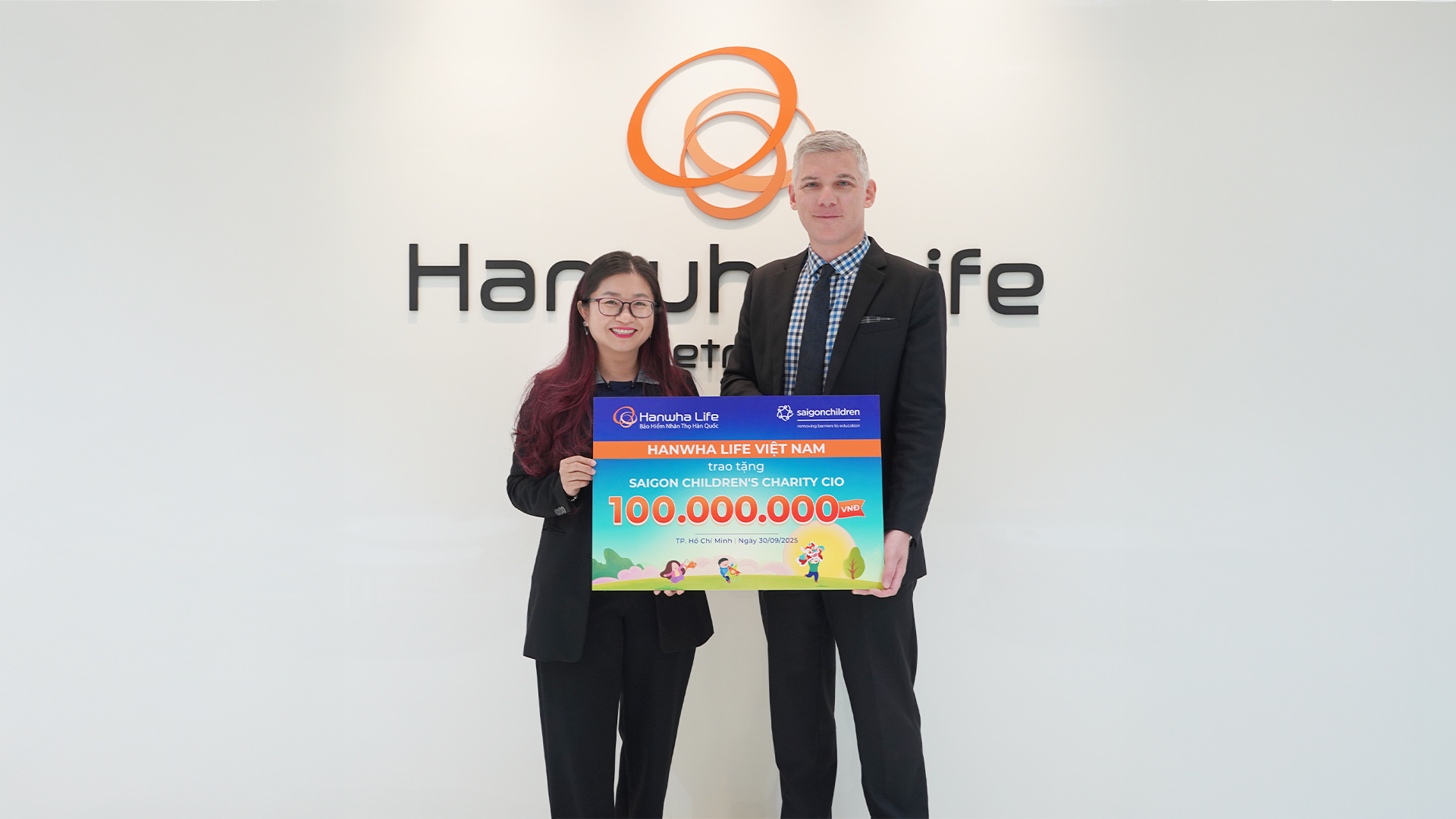 Hanwha Life Việt Nam trao tặng 200 triệu đồng, mang Trung Thu ấm áp cho thiếu nhi - Ảnh 1.