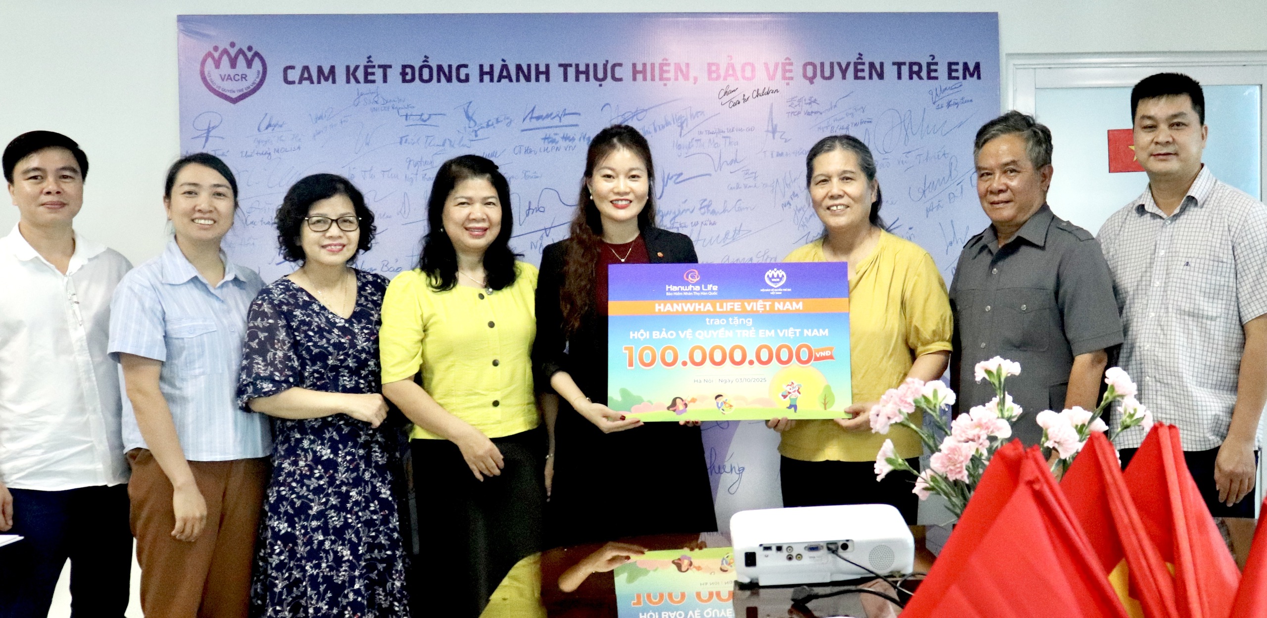 Hanwha Life Việt Nam trao tặng 200 triệu đồng, mang Trung Thu ấm áp cho thiếu nhi - Ảnh 2.
