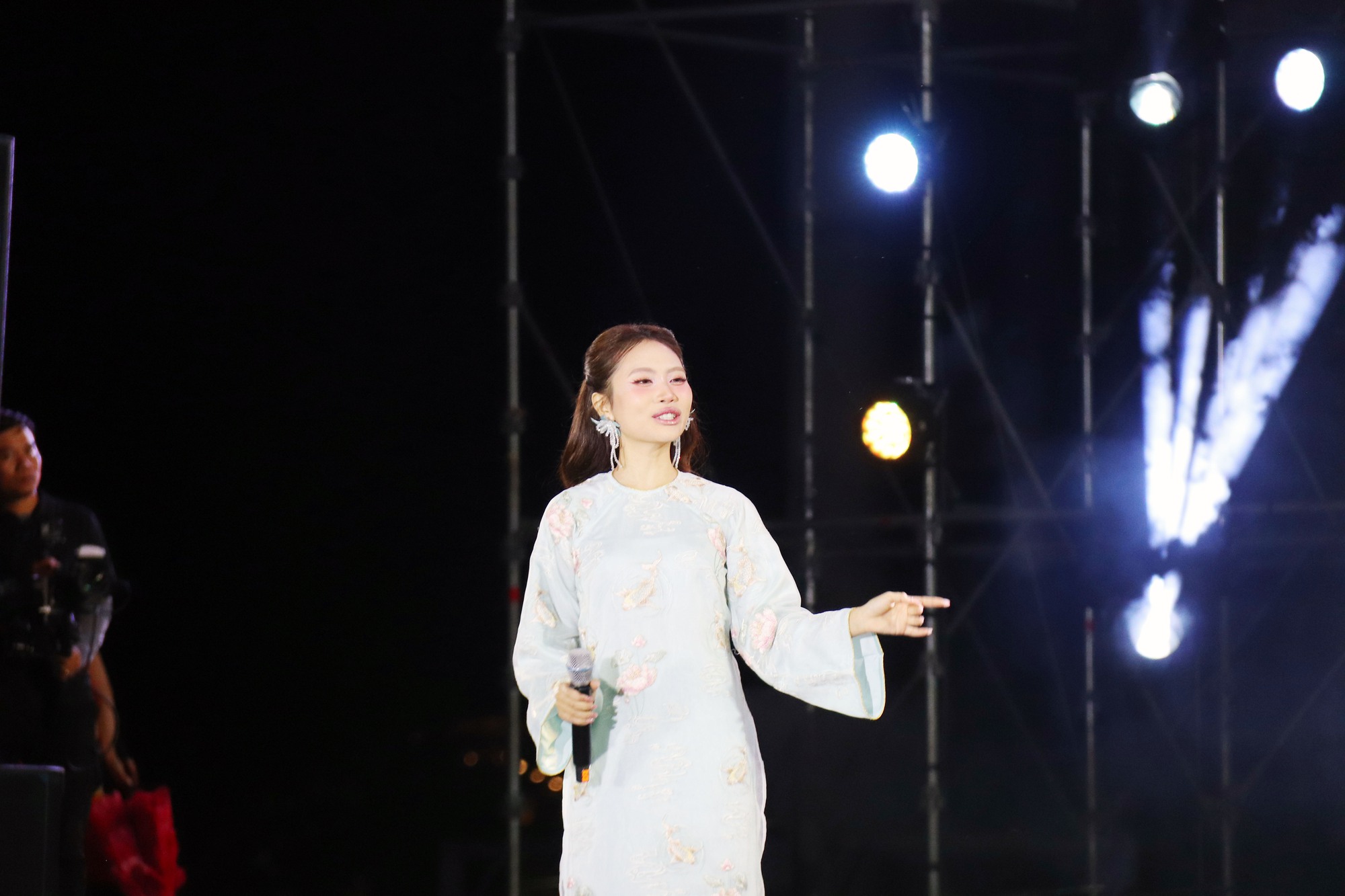 Phương Mỹ Chi khuấy động quảng trường Phan Thiết bằng giọng hát dân ca ngọt lịm- Ảnh 2. Phương Mỹ Chi khuấy động quảng trường Phan Thiết bằng giọng hát dân ca ngọt lịm- Ảnh 2.