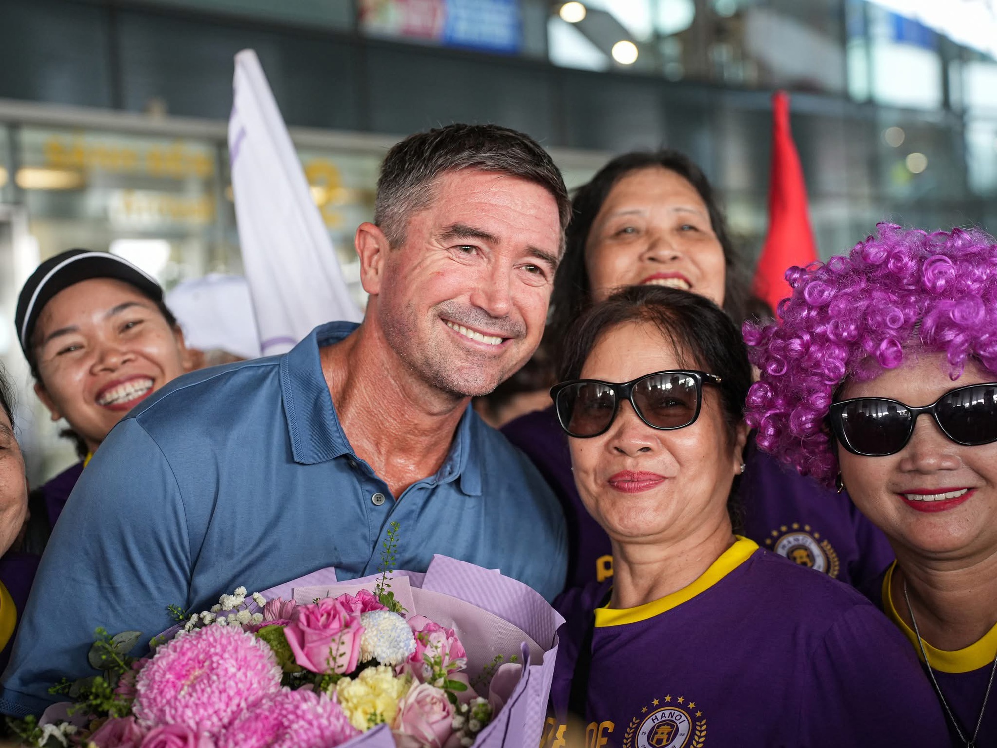 វីរបុរស Harry Kewell មកដល់ប្រទេសវៀតណាម ចាប់ផ្តើមដំណើរផ្សងព្រេងជាមួយទីក្រុងហាណូយ៖ តើគ្រូបង្វឹកបណ្ដោះអាសន្ន Adachi នឹងទៅណា? - រូបថត ១. Huyền thoại Harry Kewell đến Việt Nam, bắt đầu cuộc phiêu lưu cùng Hà Nội: HLV tạm quyền Adachi đi đâu?- Ảnh 1.