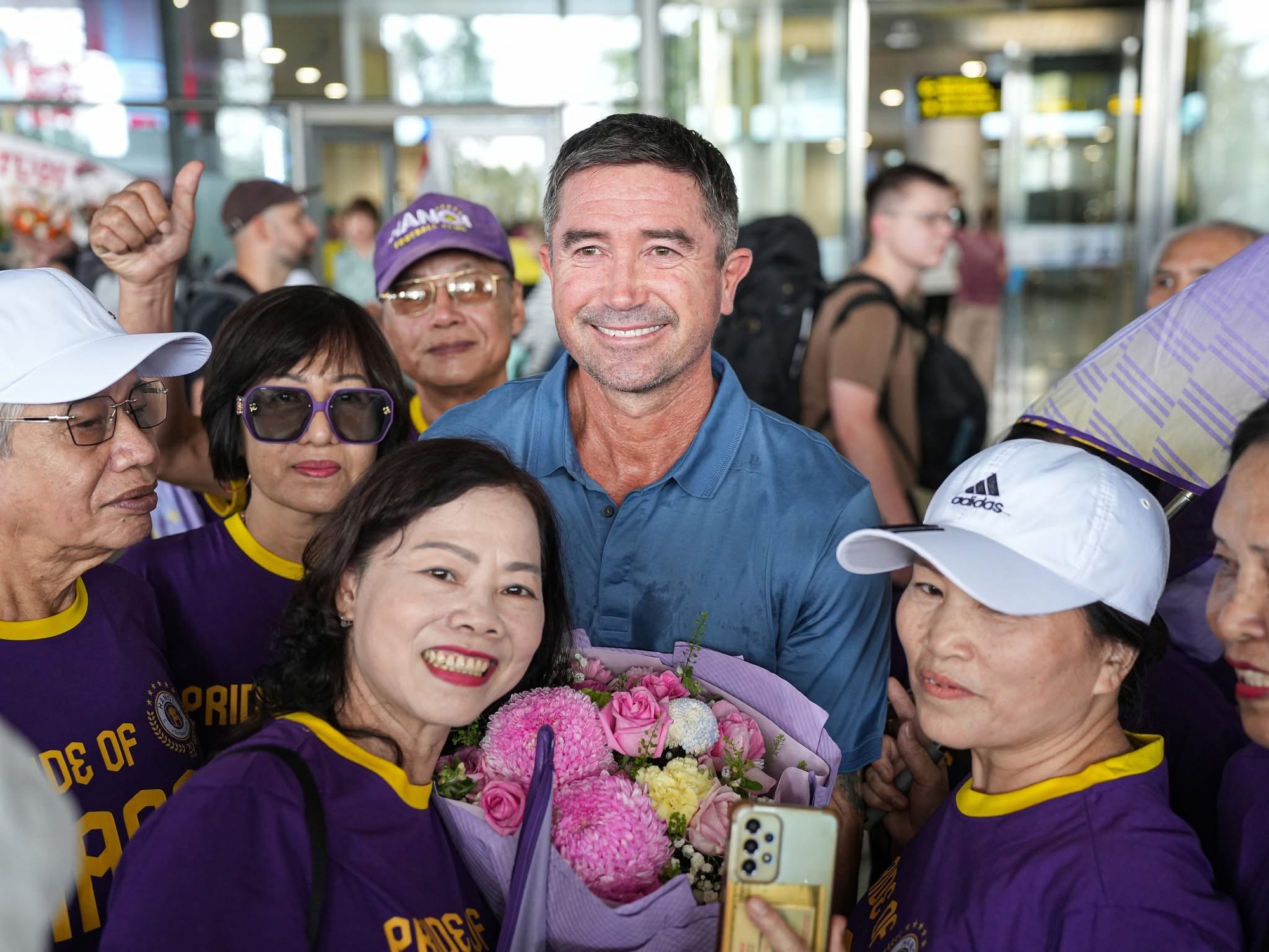 វីរបុរស Harry Kewell មកដល់ប្រទេសវៀតណាម ចាប់ផ្តើមដំណើរផ្សងព្រេងជាមួយទីក្រុងហាណូយ៖ តើគ្រូបង្វឹកបណ្ដោះអាសន្ន Adachi នឹងទៅណា? - រូបថត ៤. Huyền thoại Harry Kewell đến Việt Nam, bắt đầu cuộc phiêu lưu cùng Hà Nội: HLV tạm quyền Adachi đi đâu?- Ảnh 4.