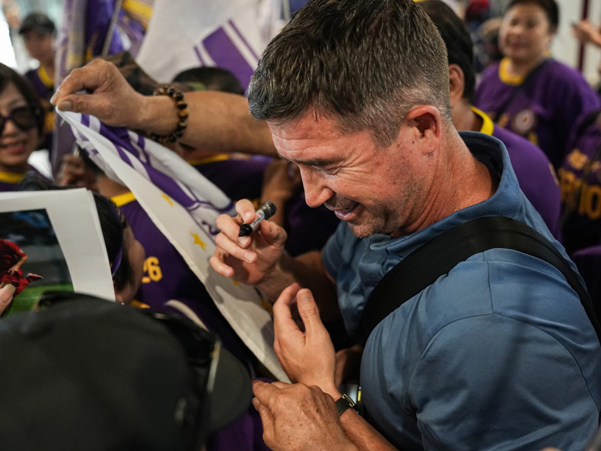 វីរបុរស Harry Kewell មកដល់ប្រទេសវៀតណាម ចាប់ផ្តើមដំណើរផ្សងព្រេងជាមួយទីក្រុងហាណូយ៖ តើគ្រូបង្វឹកបណ្ដោះអាសន្ន Adachi នឹងទៅណា? - រូបថត ៣. Huyền thoại Harry Kewell đến Việt Nam, bắt đầu cuộc phiêu lưu cùng Hà Nội: HLV tạm quyền Adachi đi đâu?- Ảnh 3.