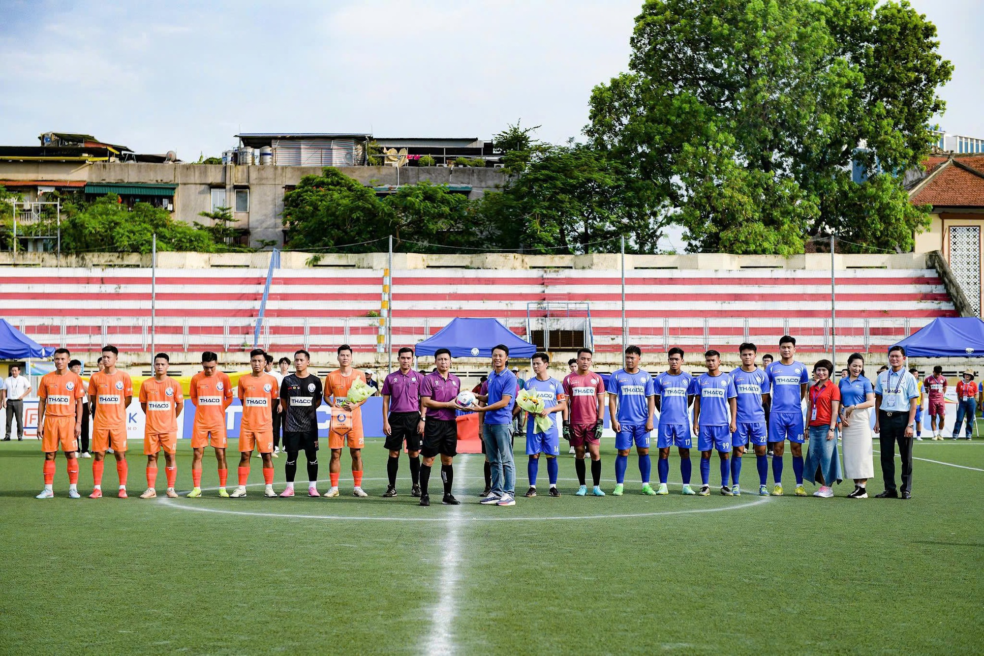 សហជីព CAND ឈ្នះជើងឯកបាល់ទាត់កម្មករនិងមន្ត្រីរាជការភូមិភាគខាងជើង - រូបថត ២. Công đoàn CAND vô địch giải bóng đá Công nhân, viên chức khu vực phía bắc
- Ảnh 2.