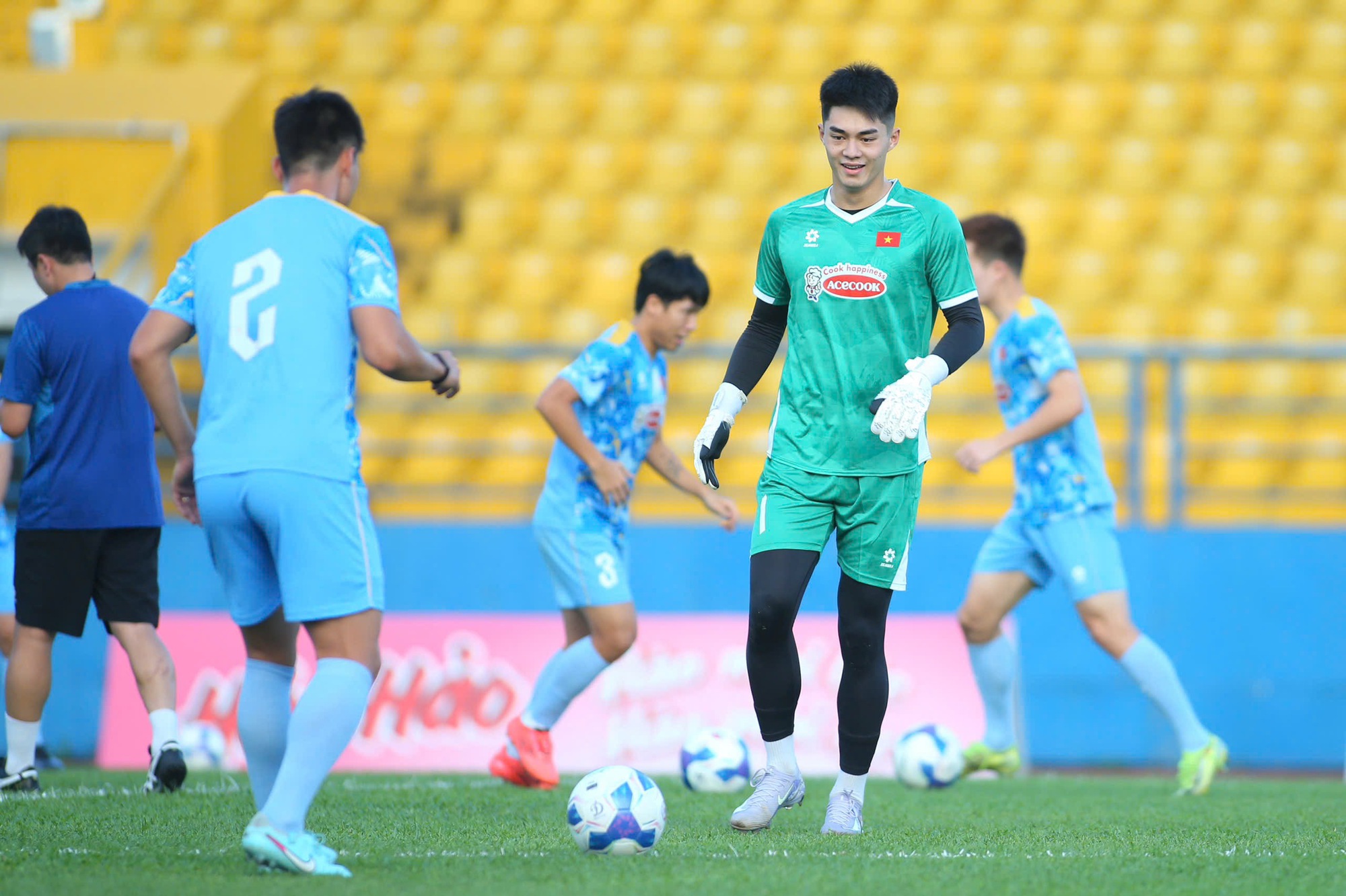 Dang Van Lam ស្រស់ដូចផ្កាពេលវិលវិញនិយាយអ្វីគួរឱ្យភ្ញាក់ផ្អើលក្នុងការប្រកួតជាមួយតារាវ័យក្មេង HAGL? - រូបថត ៣. Đặng Văn Lâm tươi như hoa ngày trở lại, nói điều bất ngờ về cuộc cạnh tranh với sao trẻ HAGL?- Ảnh 3.