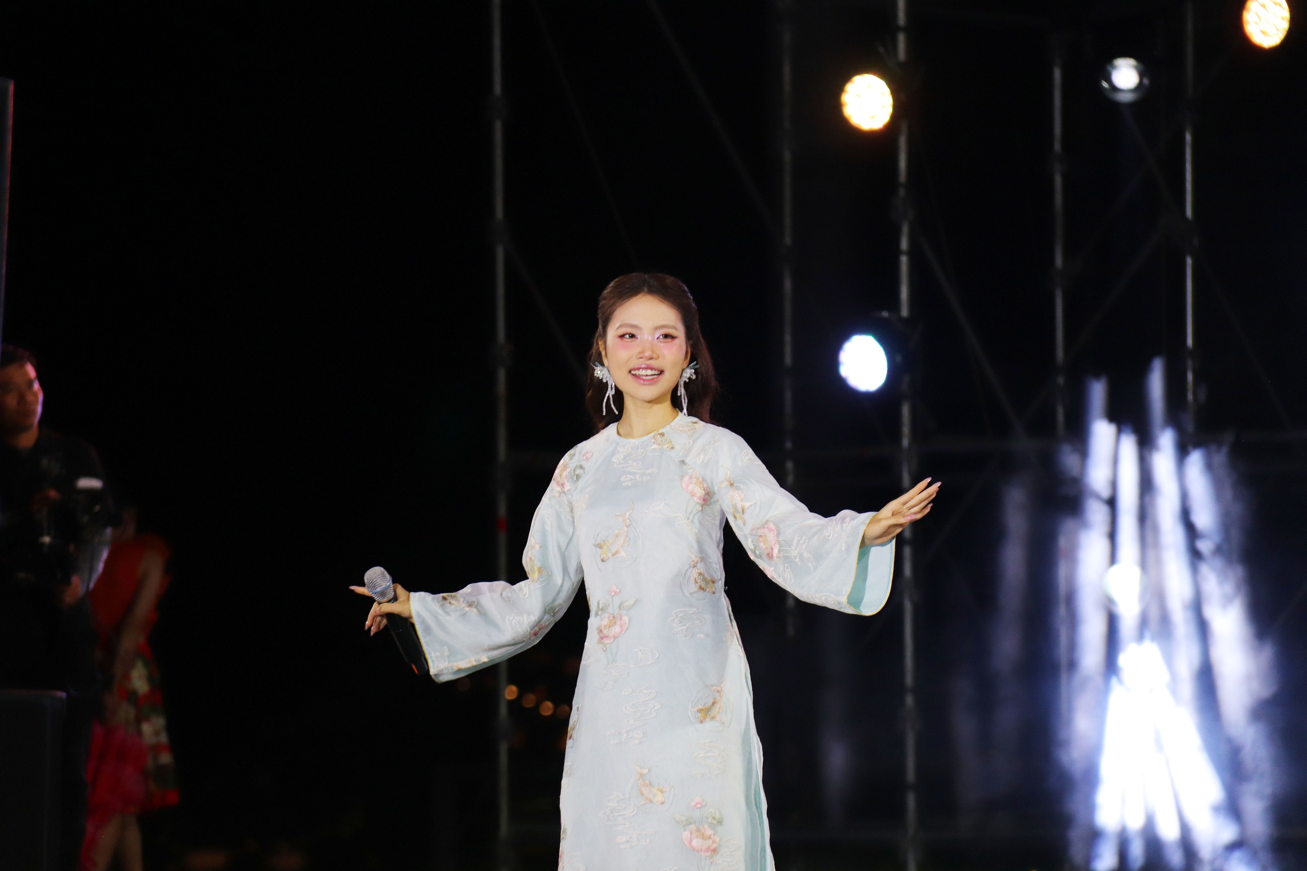 Phương Mỹ Chi khuấy động quảng trường Phan Thiết bằng giọng hát dân ca ngọt lịm- Ảnh 6. Phương Mỹ Chi khuấy động quảng trường Phan Thiết bằng giọng hát dân ca ngọt lịm- Ảnh 6.