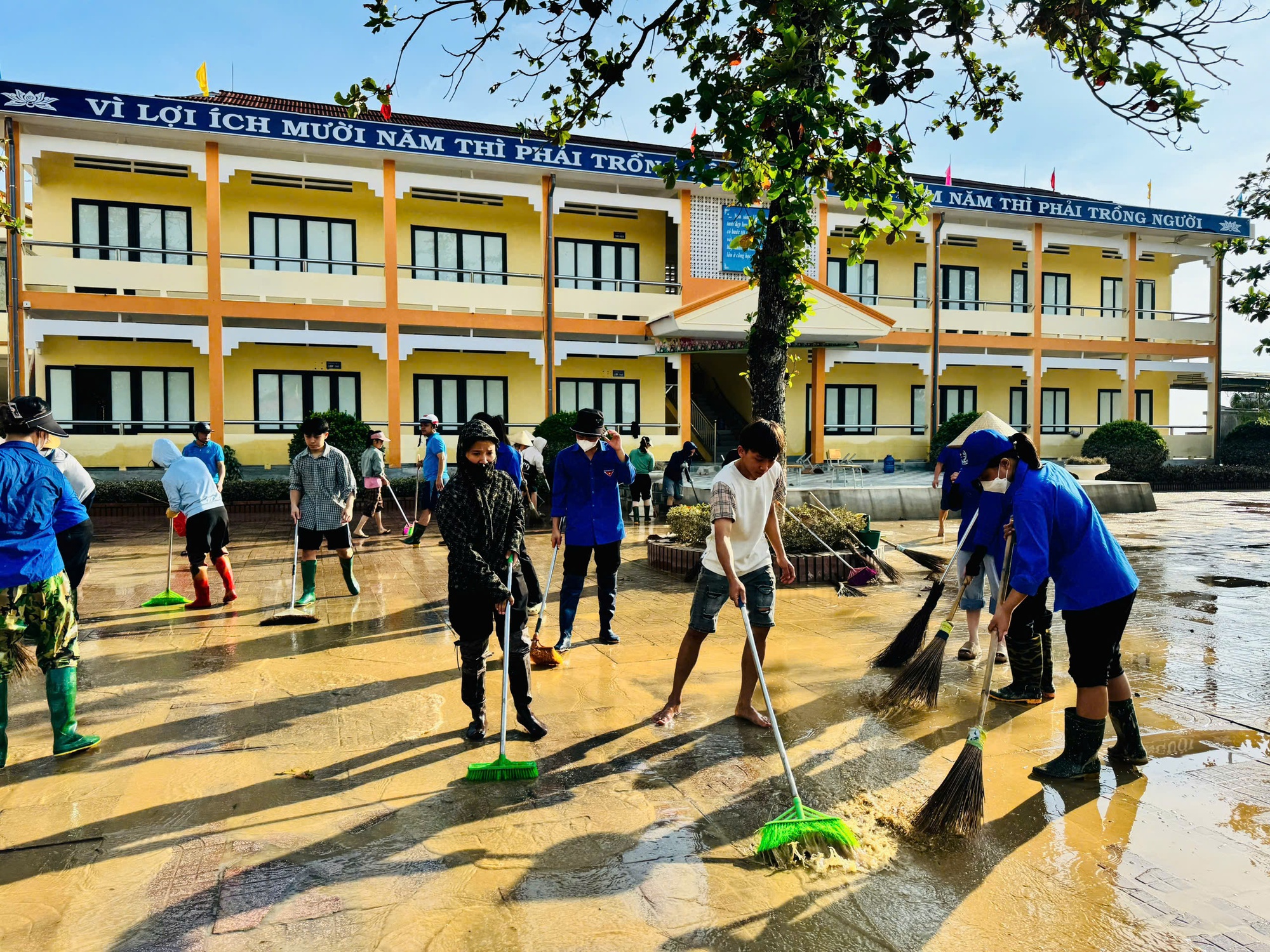 Chung tay cùng người dân vượt qua thiên tai- Ảnh 1.