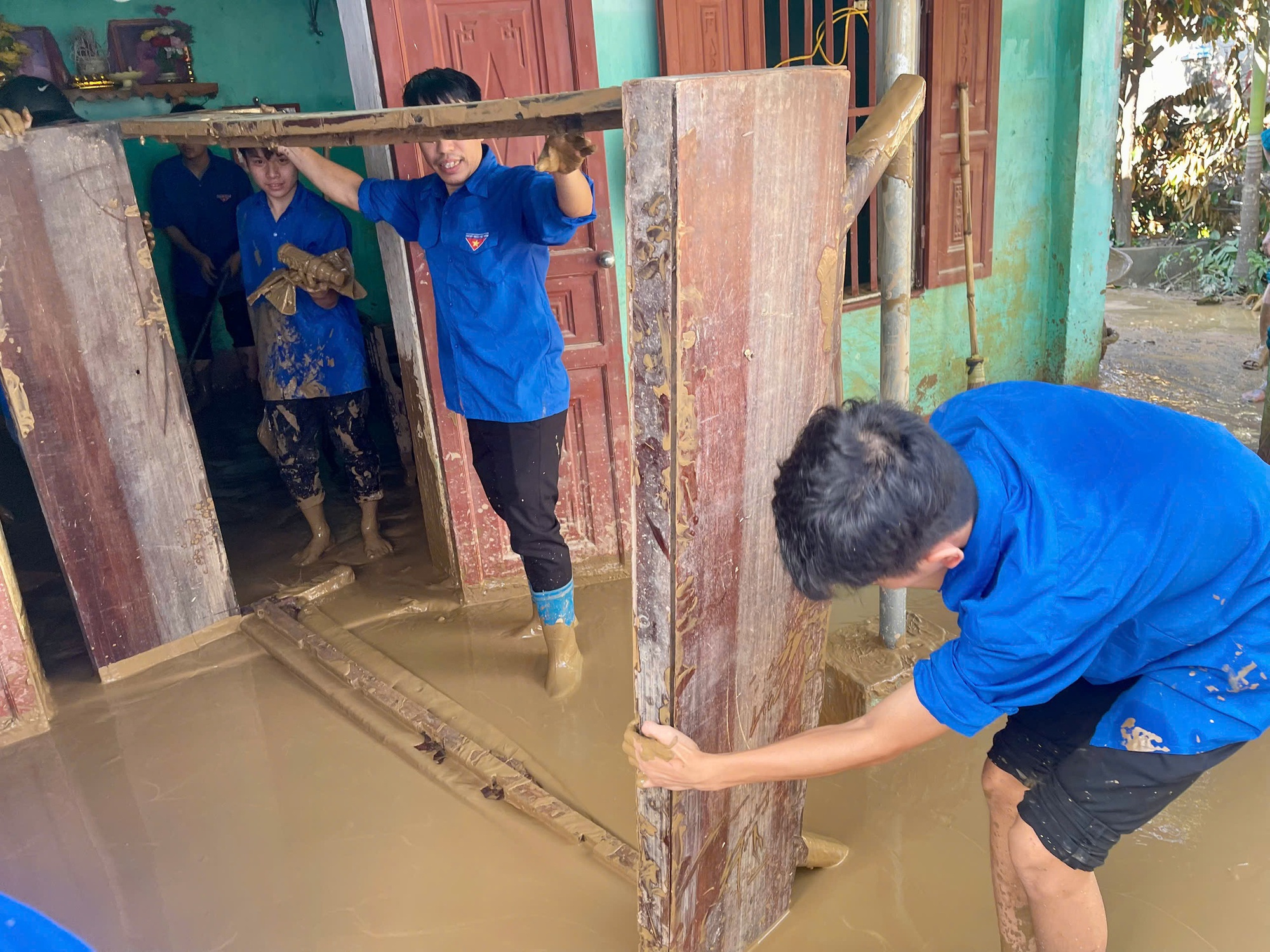 Chung tay cùng người dân vượt qua thiên tai- Ảnh 5.