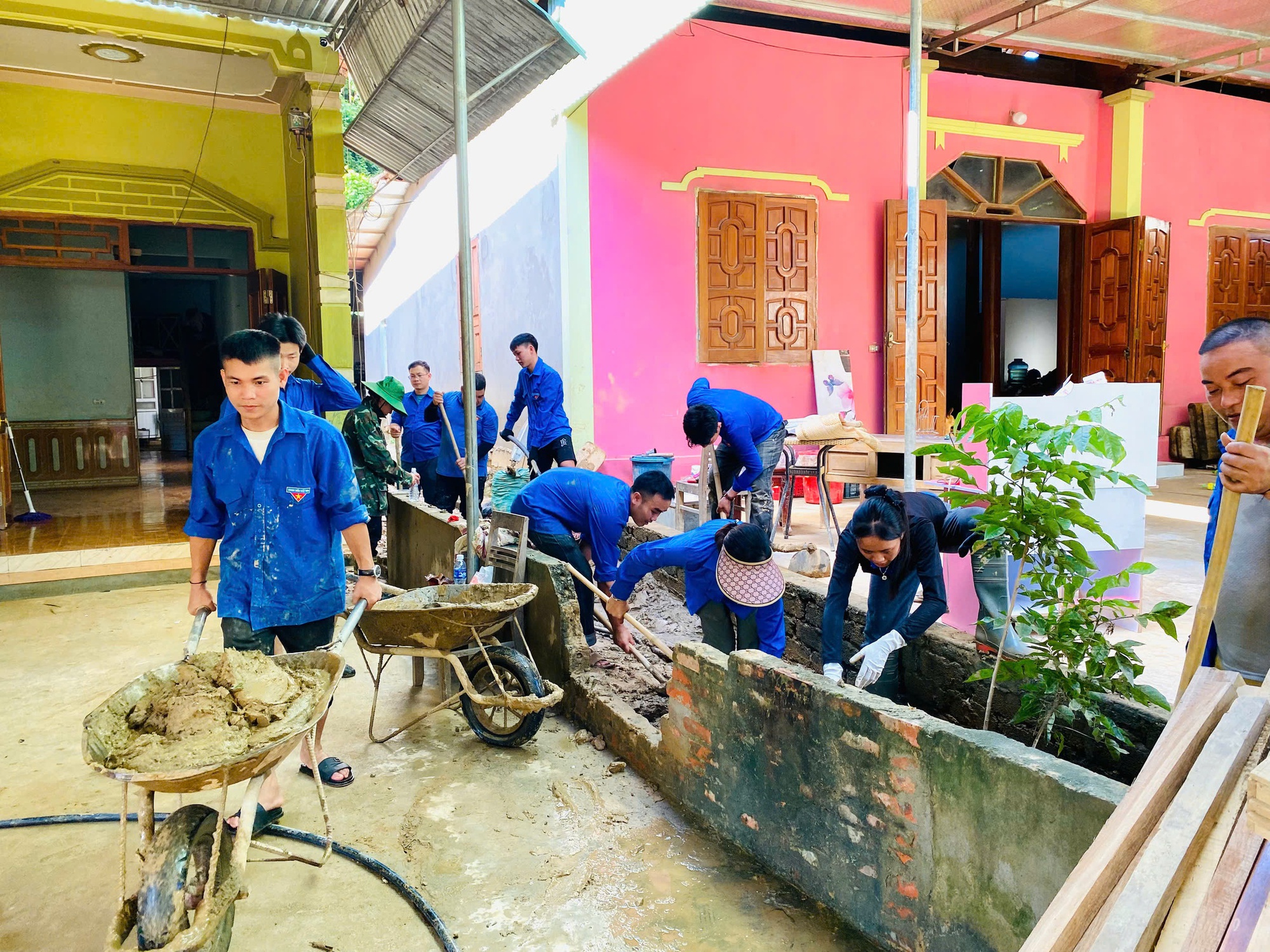Chung tay cùng người dân vượt qua thiên tai- Ảnh 7.