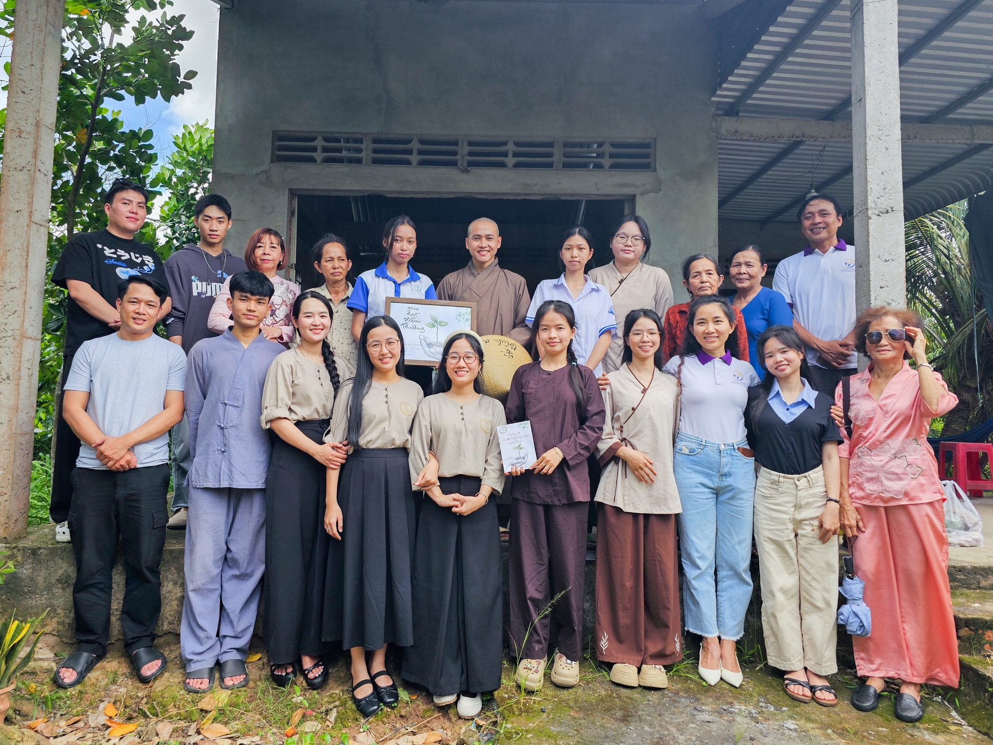 Sư thầy b&aacute;n b&aacute;nh trung thu tiếp sức cho học tr&ograve; ngh&egrave;o với những c&acirc;u chuyện cảm động - Ảnh 2.