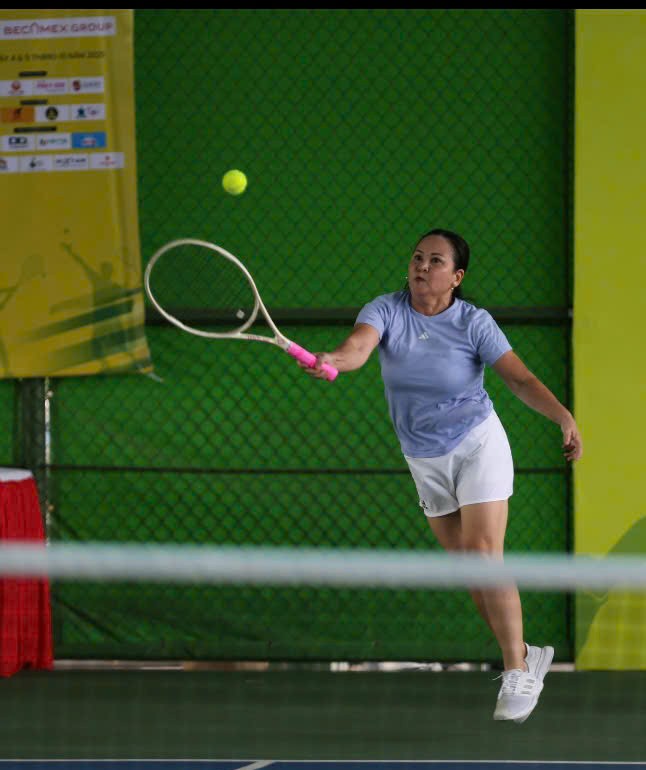 ពេលវេលាគួរឱ្យចាប់អារម្មណ៍ជាច្រើននៃការប្រកួតកីឡាវាយកូនបាល់ពាណិជ្ជករ-ពាណិជ្ជករបើកទីក្រុងហូជីមិញឆ្នាំ 2025 - រូបថត 2. Nhiều khoảnh khắc thú vị giải quần vợt doanh nghiệp-doanh nhân TP.HCM mở rộng 2025- Ảnh 2.