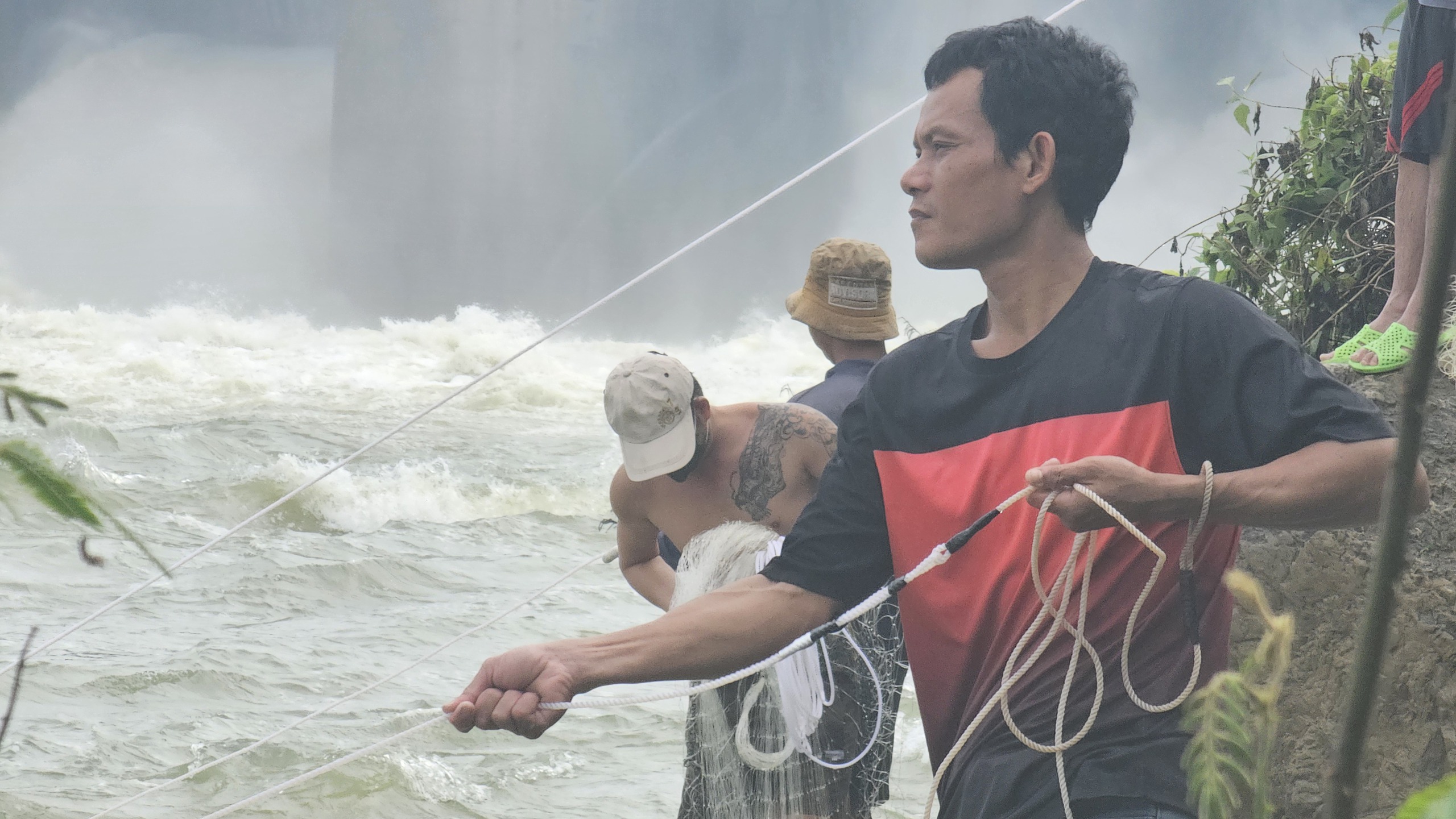 Cá 'ngửi' mùi nước khi thủy điện Trị An xả lũ, nhiều người mạo hiểm đi bắt - Ảnh 5.