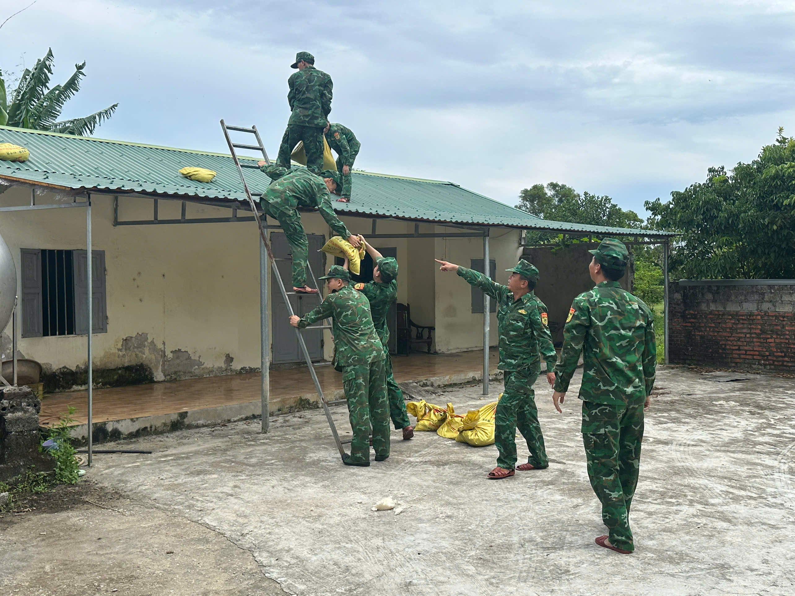 Biên giới Quảng Ninh chủ động ứng phó bão Matmo
- Ảnh 1. Biên giới Quảng Ninh chủ động ứng phó bão Matmo
- Ảnh 1.