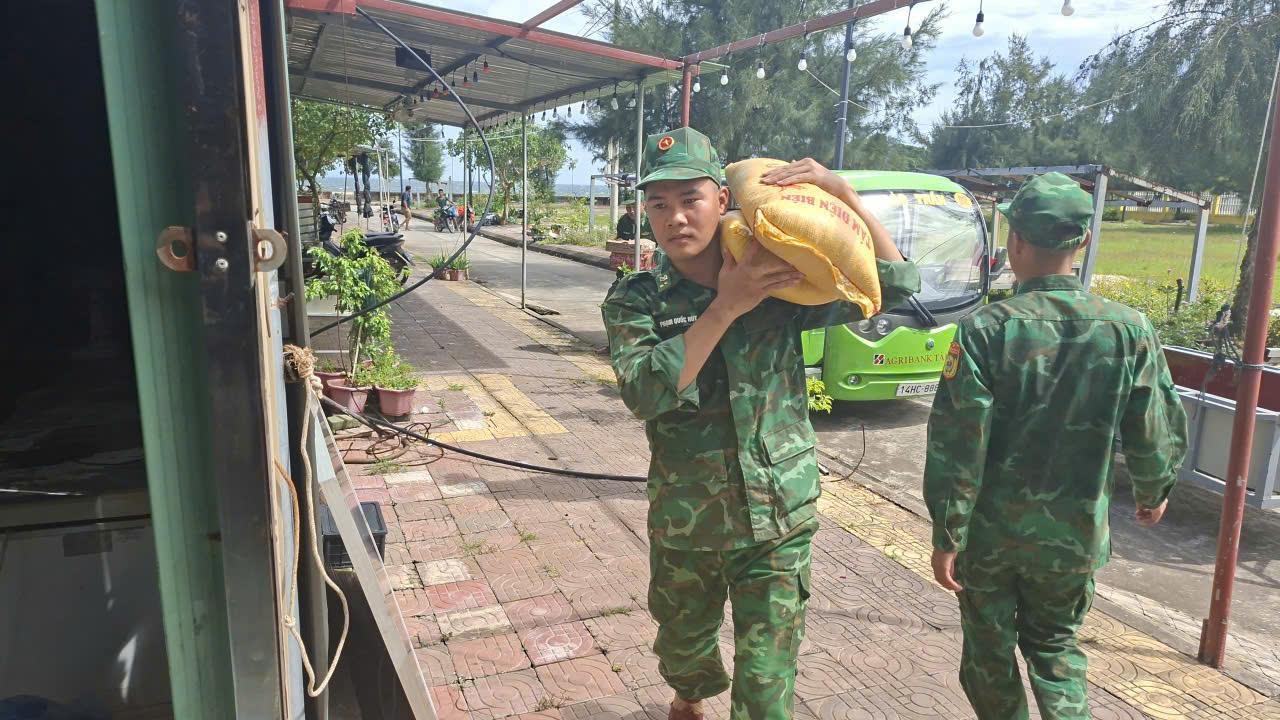 Biên giới Quảng Ninh chủ động ứng phó bão Matmo
- Ảnh 4. Biên giới Quảng Ninh chủ động ứng phó bão Matmo
- Ảnh 4.