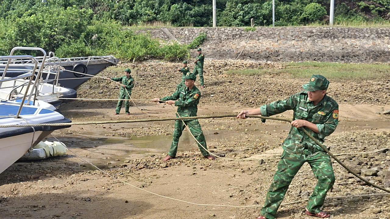Biên giới Quảng Ninh chủ động ứng phó bão Matmo
- Ảnh 3. Biên giới Quảng Ninh chủ động ứng phó bão Matmo
- Ảnh 3.