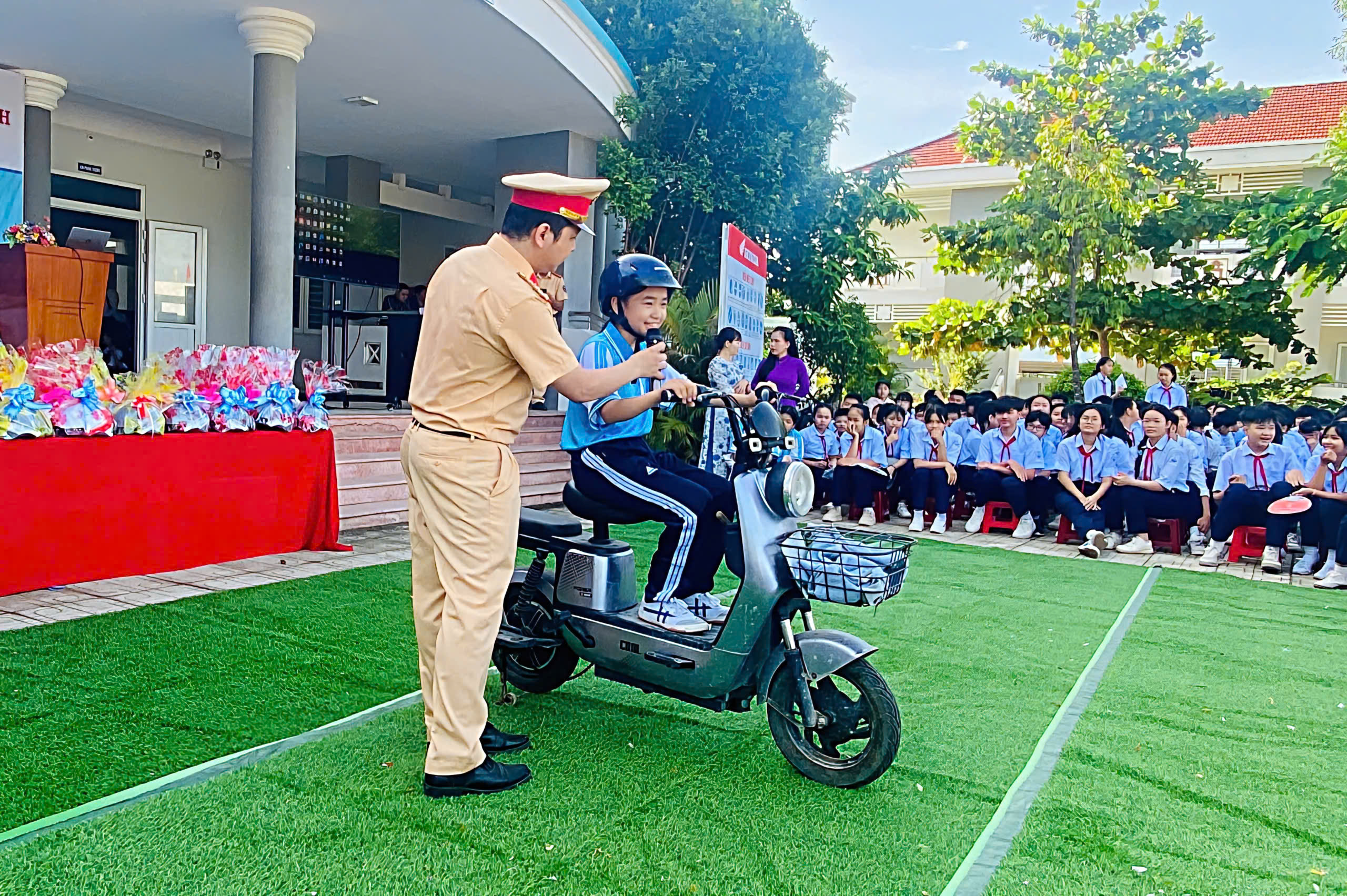 CSGT cảnh báo thông tin sai lệch về quy định lái xe đạp điện, xe máy điện - Ảnh 1.