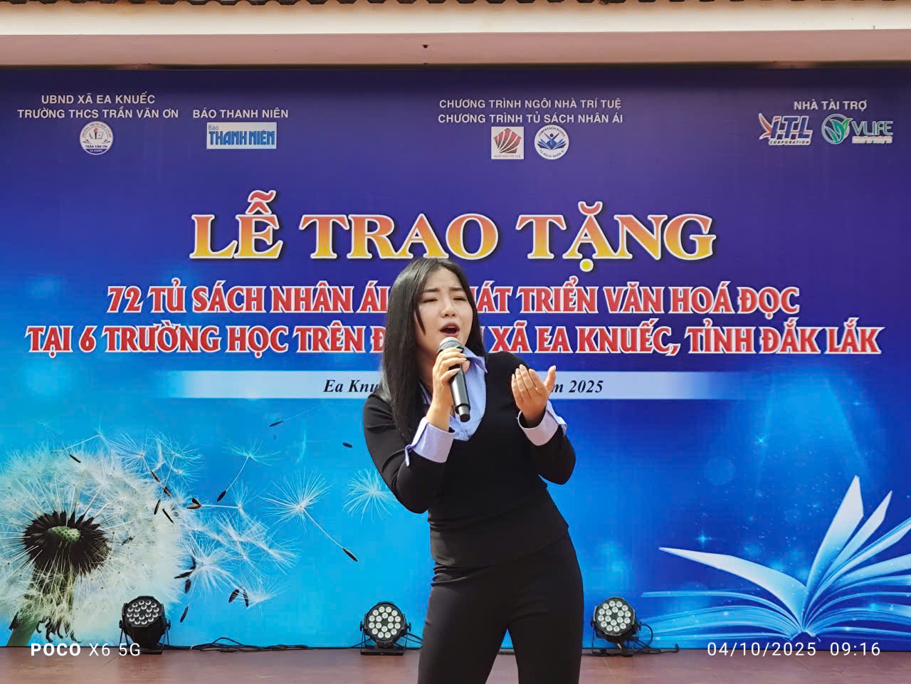 Báo Thanh Niên tổ chức tặng tủ sách, quà trung thu cho trẻ em xã Ea Knuếc- Ảnh 3.