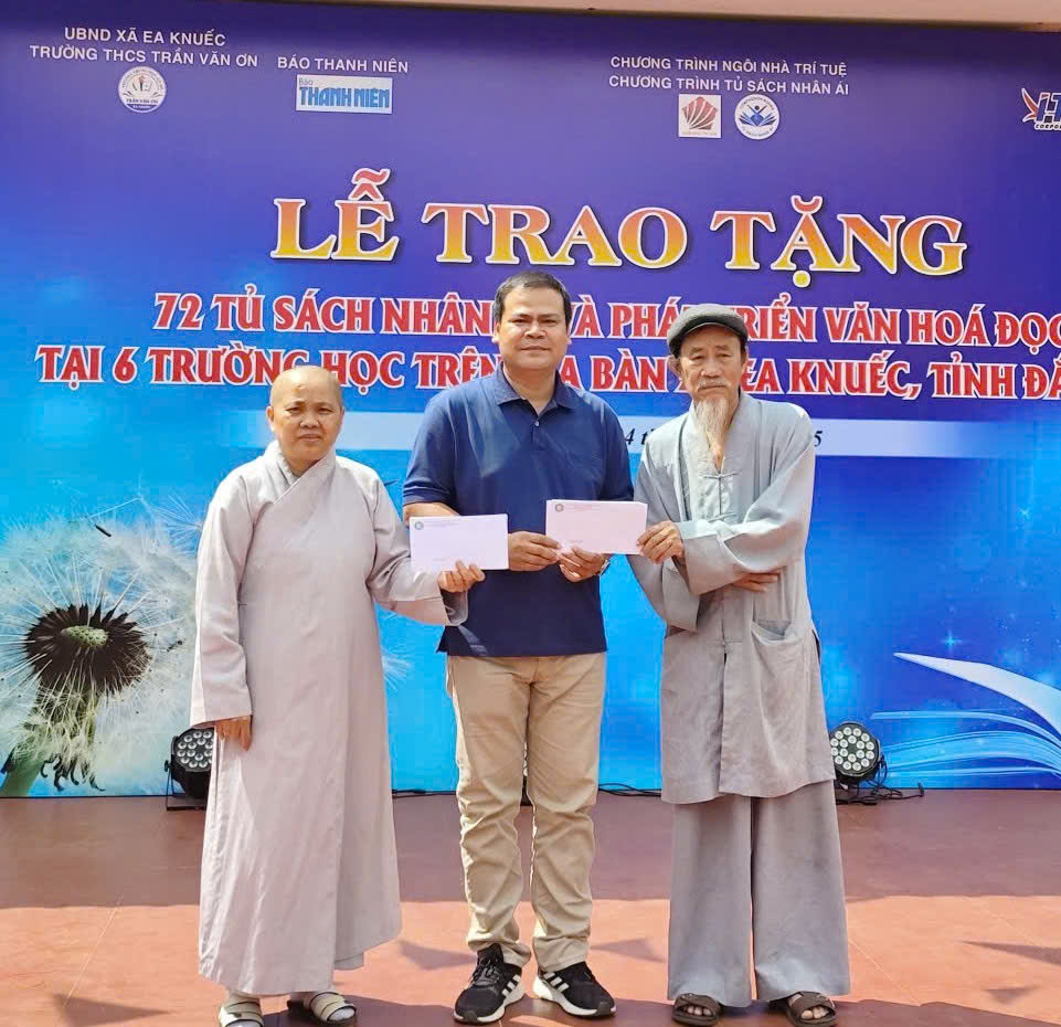 Báo Thanh Niên tổ chức tặng tủ sách, quà trung thu cho trẻ em xã Ea Knuếc- Ảnh 4.