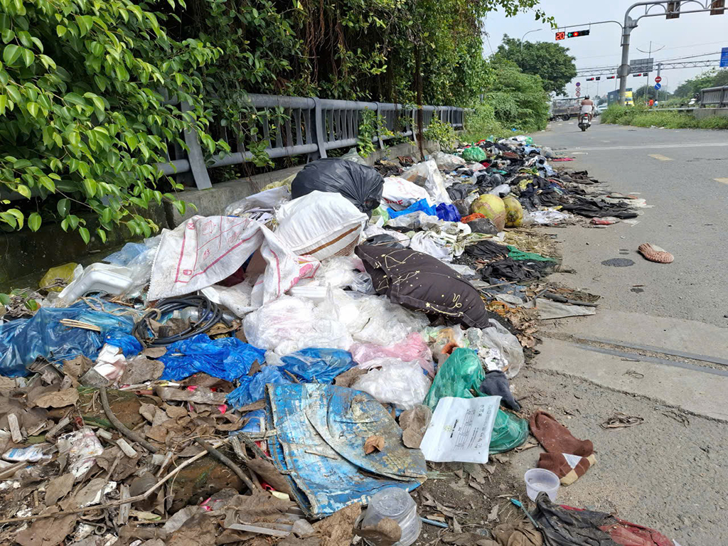 Bãi rác tràn lan trên cầu
