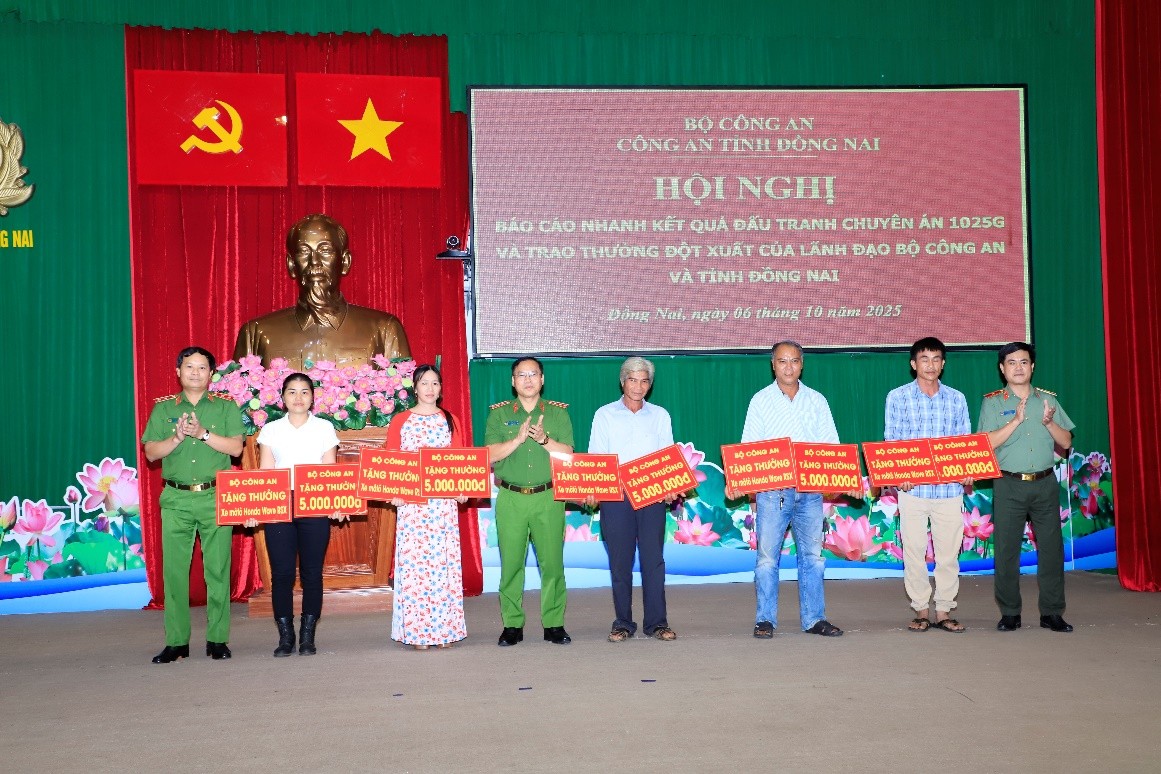 Bộ Công an thưởng tiền và xe máy cho 5 người có tin tố giác tội phạm - Ảnh 1.