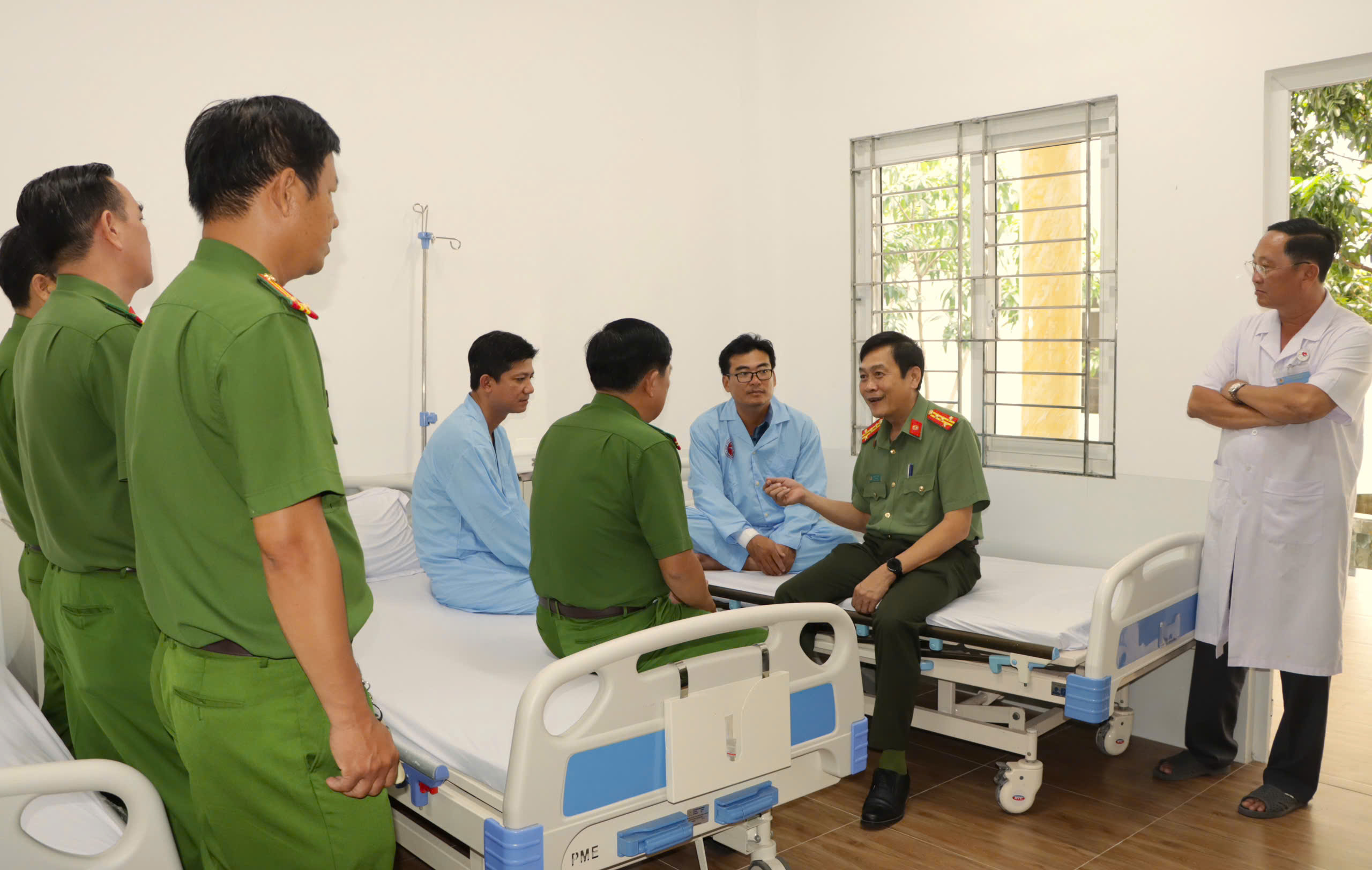 Hai cán bộ công an bị thương khi khống chế thanh niên test ma túy định kỳ    - Ảnh 2.
