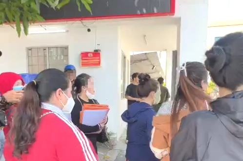 Vụ 'vỡ hụi' 200 tỉ ở TP.HCM: Hụi viên ngồi khóc trước trụ sở công an - Ảnh 1.