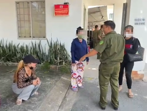Vụ 'vỡ hụi' 200 tỉ ở TP.HCM: Hụi viên ngồi khóc trước trụ sở công an - Ảnh 3.