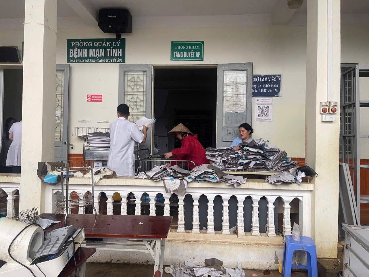 Mưa lớn ở Sơn La gây ngập bệnh viện, bác sĩ, bệnh nhân nháo nhác chạy    - Ảnh 3.
