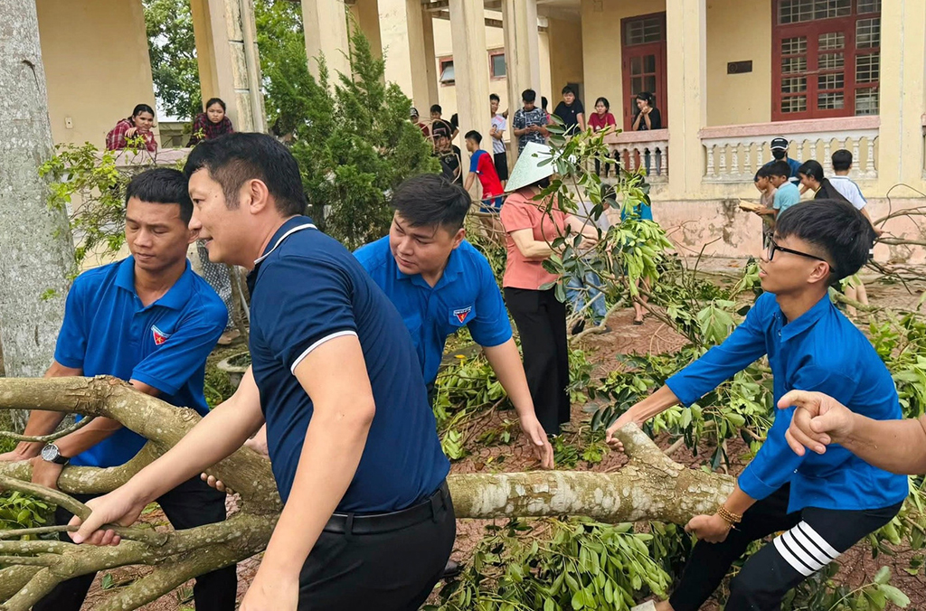 Thanh niên tình nguyện - điểm tựa của người dân trong những ngày khó khăn sau bão, lũ- Ảnh 2. Thanh niên tình nguyện - điểm tựa của người dân trong những ngày khó khăn sau bão, lũ- Ảnh 2.