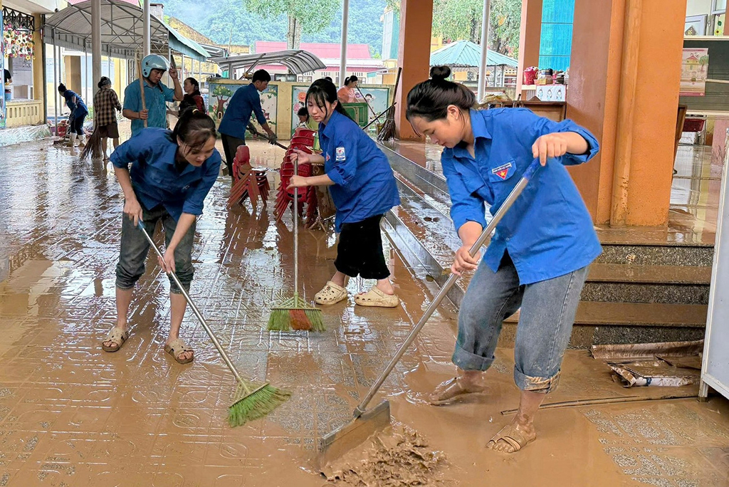Thanh niên tình nguyện - điểm tựa của người dân trong những ngày khó khăn sau bão, lũ- Ảnh 4. Thanh niên tình nguyện - điểm tựa của người dân trong những ngày khó khăn sau bão, lũ- Ảnh 4.