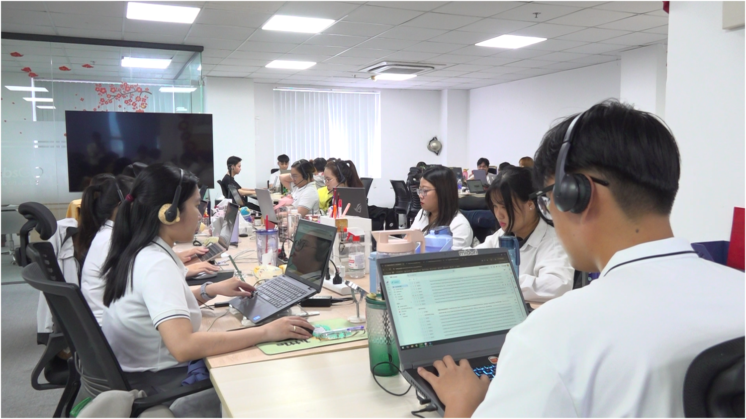 Lương kh&ocirc;ng đủ, giữ ch&acirc;n c&ocirc;ng nh&acirc;n bằng g&igrave;?  - Ảnh 2.