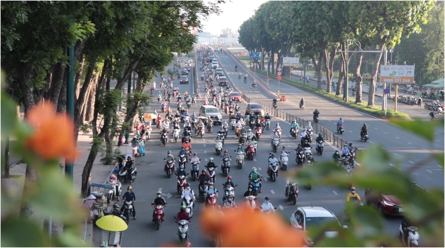 Lương không đủ, giữ chân công nhân bằng…