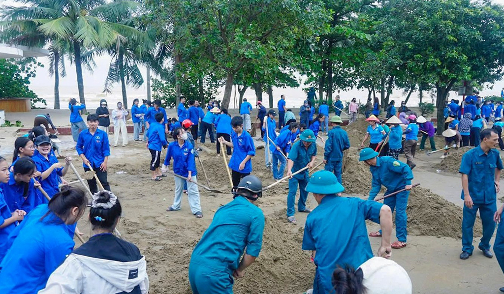 Thanh niên tình nguyện - điểm tựa của người dân trong những ngày khó khăn sau bão, lũ- Ảnh 3. Thanh niên tình nguyện - điểm tựa của người dân trong những ngày khó khăn sau bão, lũ- Ảnh 3.