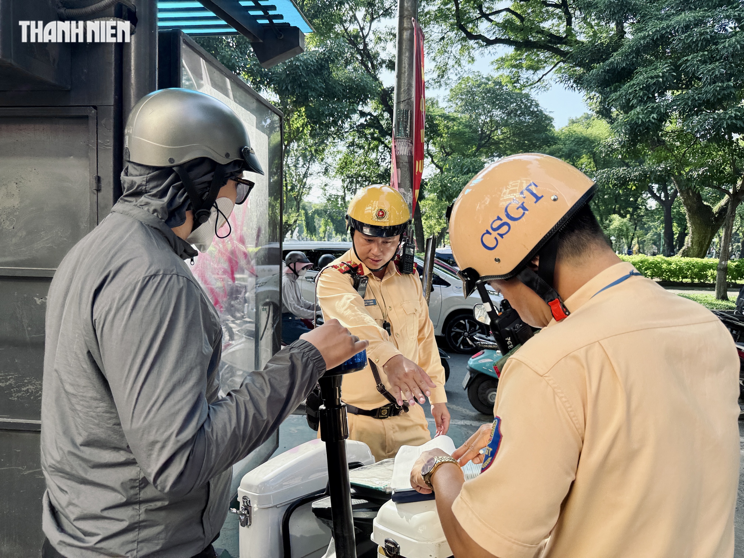 Thấy CSGT TP.HCM, người chạy xe máy đi trên vỉa hè đường Võ Thị Sáu hốt hoảng - Ảnh 12.