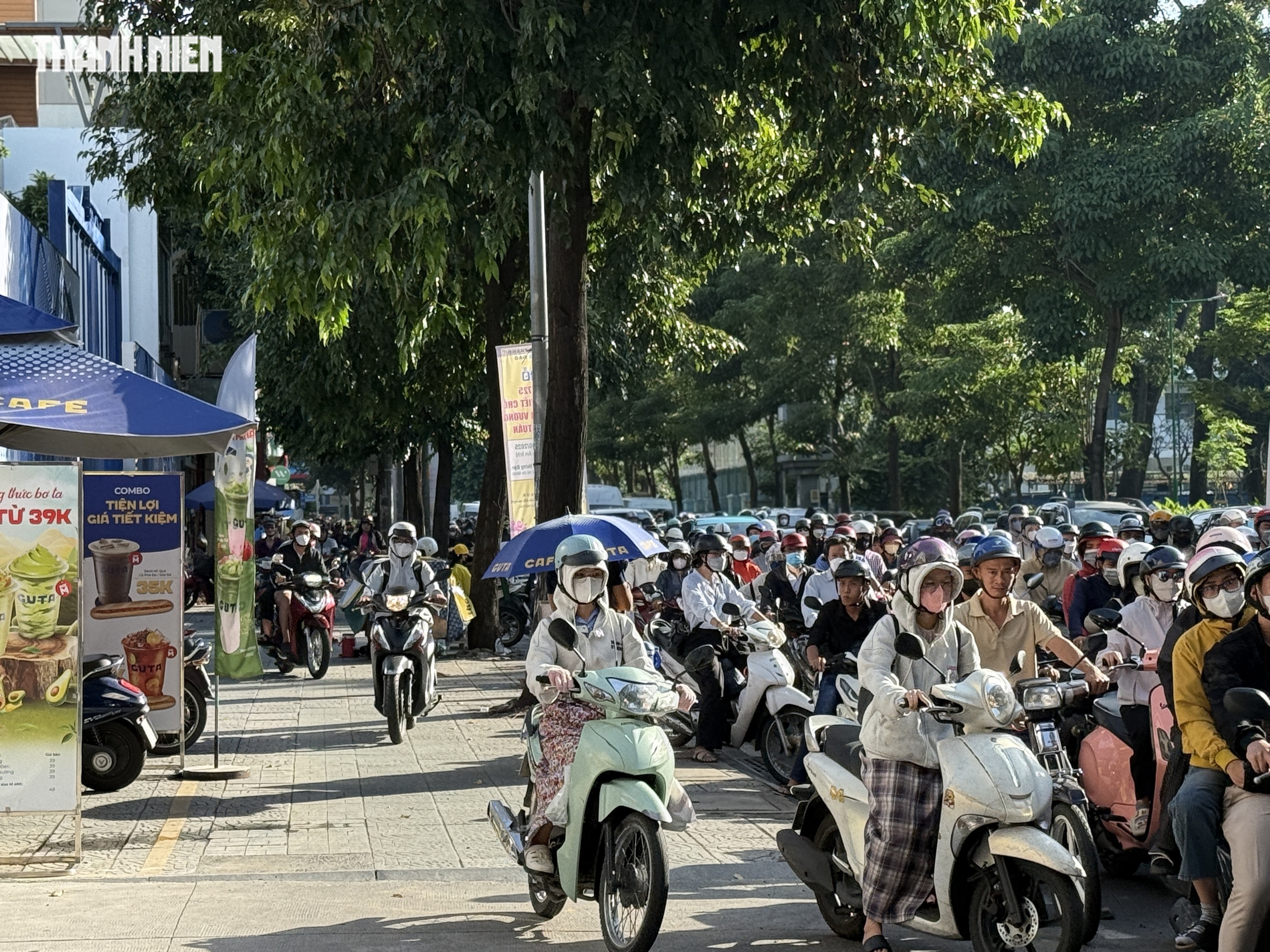 Thấy CSGT TP.HCM, người chạy xe máy đi trên vỉa hè đường Võ Thị Sáu hốt hoảng - Ảnh 7.